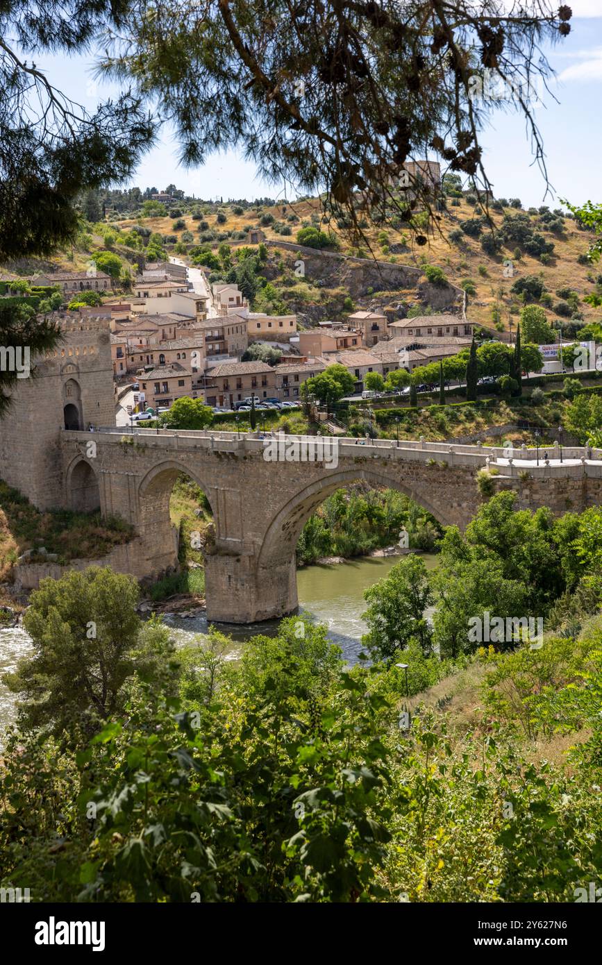 Il fiume Tago con il ponte di San Martin sullo sfondo di Toledo, Spagna. Foto Stock