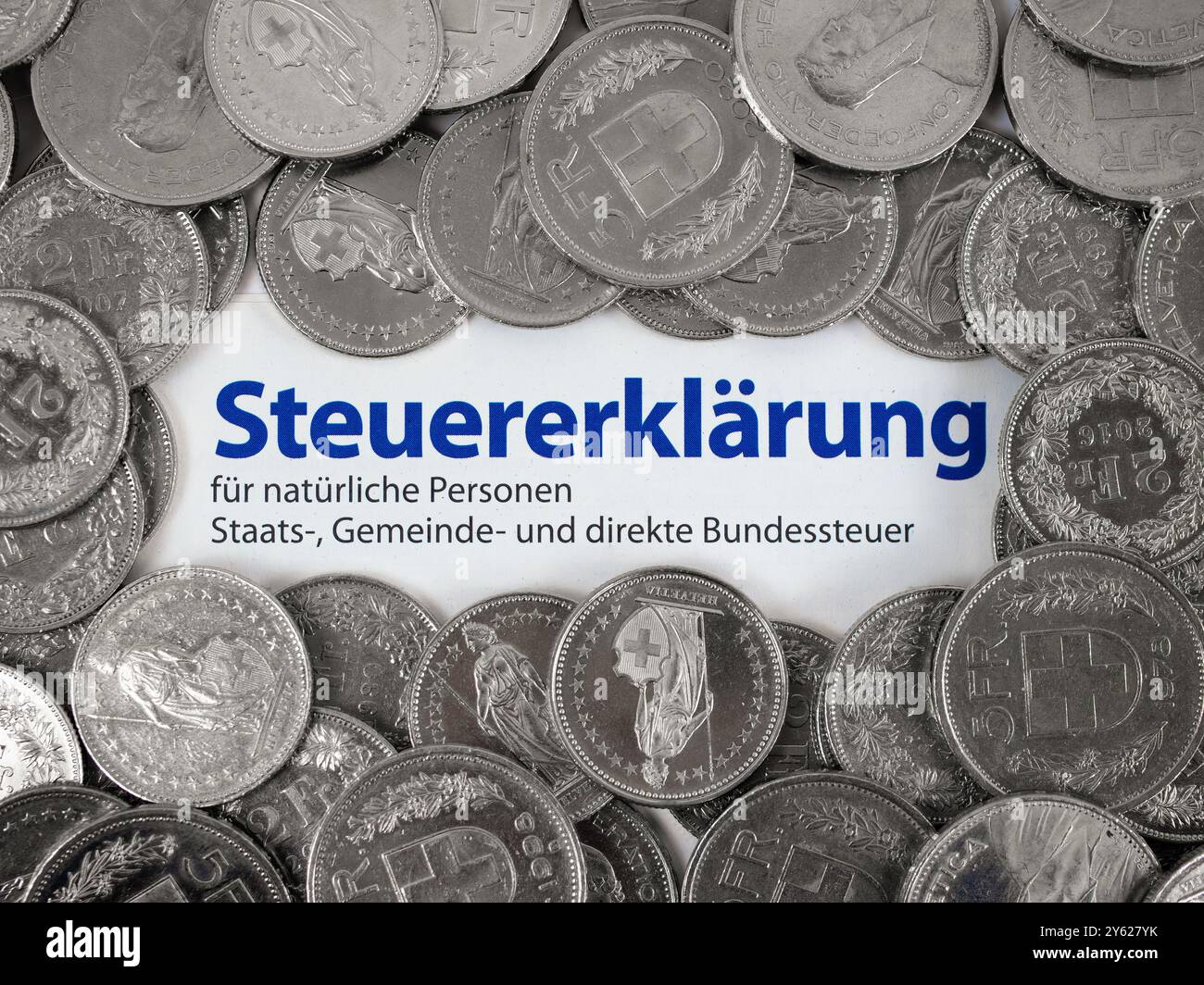 Dichiarazione dei redditi tedesca per la Svizzera. Traduzione in inglese: Dichiarazione dei redditi per privati - imposta federale statale, locale e diretta. Inquadratura con c. svizzero Foto Stock