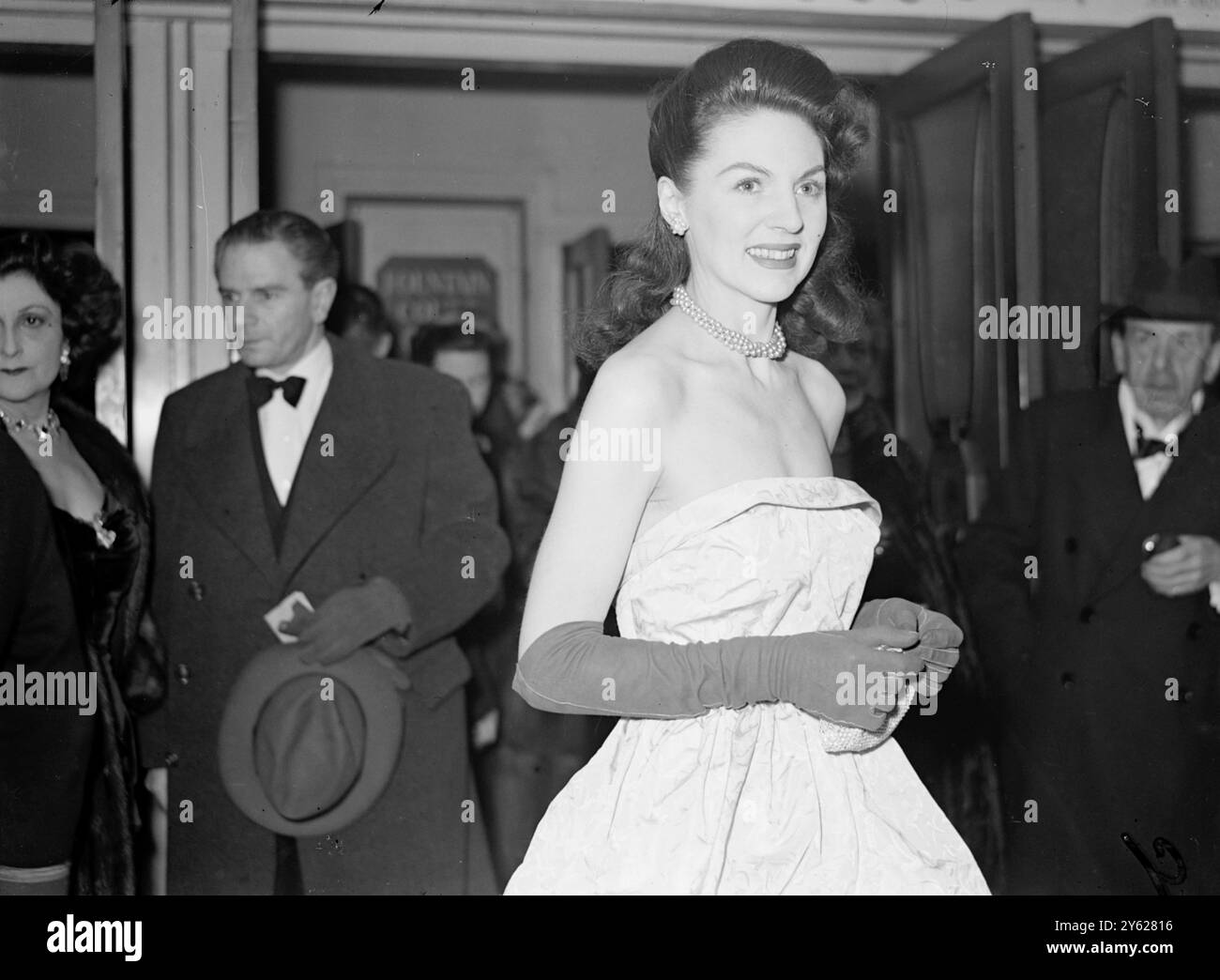 Filmstars si è rivelata in forza stasera per assistere alla prima mondiale della produzione di Sir Alexander Korda della storia immortale di Tolstoy, "Anna Karenina" al Leicester Square Theatre. Il film, una produzione cinematografica di Londra diretta da Julien Duvivier, vede Vivien Leigh nella parte del nome. Sir Ralph Richardson e Kieron Moore hanno interpretato ruoli da protagonista. 22 gennaio 1948 Foto Stock