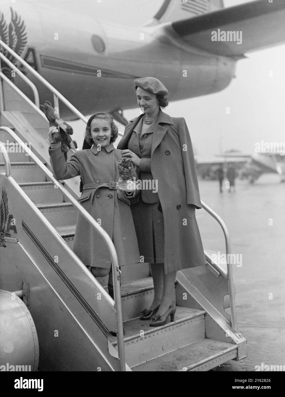 Negli Stati Uniti con sua madre c'è Cherry Ward di Holland Park, Londra, di nove anni, che sarà ospite di uno dei programmi radiofonici più popolari d'America. È stata selezionata dalla Mutual Broadcasting Corporation per prendere parte al loro programma a quiz "Juvenile Jury". Immagini: Donna giuria Cherry. Cherry Ward saluta la Gran Bretagna con il suo cavallo giocattolo e sua madre. Oggi parte con l'aereo americano d'oltremare a Heathrow. 21 gennaio 1948 Foto Stock Negli Stati Uniti con sua madre c'è Cherry Ward di Holland Park, Londra, di nove anni, che sarà ospite di uno dei programmi radiofonici più popolari d'America. È stata selezionata dalla Mutual Broadcasting Corporation per prendere parte al loro programma a quiz "Juvenile Jury". Immagini: Donna giuria Cherry. Cherry Ward saluta la Gran Bretagna con il suo cavallo giocattolo e sua madre. Oggi parte con l'aereo americano d'oltremare a Heathrow. 21 gennaio 1948 Foto Stock
