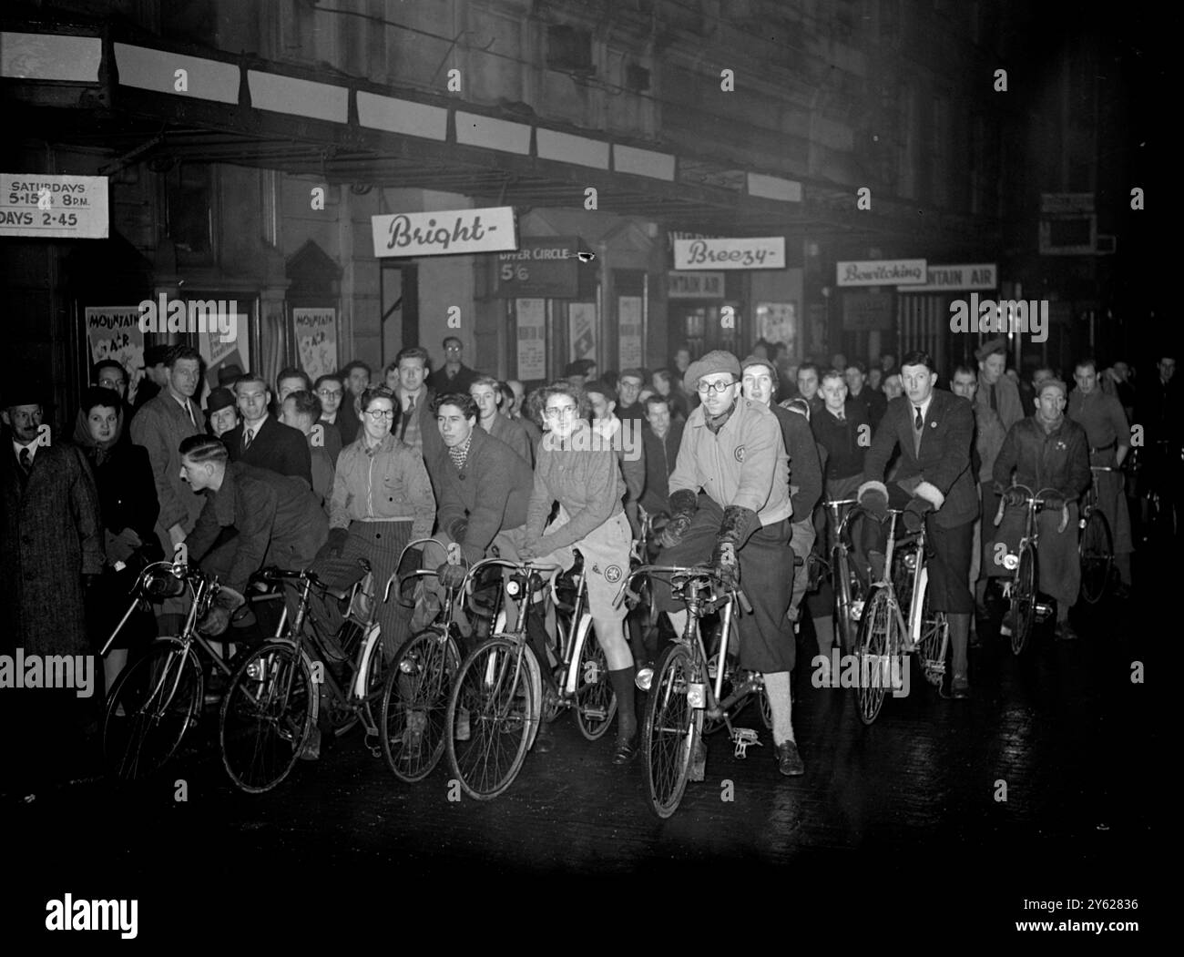 Diverse centinaia di ciclisti membri del Cyclists Touring Club hanno corso in una fila lunga quasi mezzo miglio per assistere alla prova generale del nuovo spettacolo al Comedy Theatre 'Mountain Air' di Londra. Il ciclismo gioca un ruolo importante nell'azione del gioco. Le immagini mostrano: "Mind my bike" - questa sera una folla di ciclisti arriva al Comedy Theatre. 21 gennaio 1948 Foto Stock