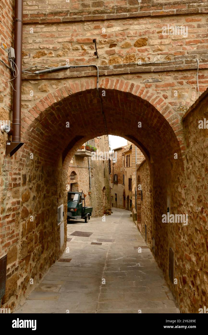 Il caratteristico borgo medioevale di Montisi si affaccia sui panorami mozzafiato delle Crete Senesi. Toscana, Italia Foto Stock