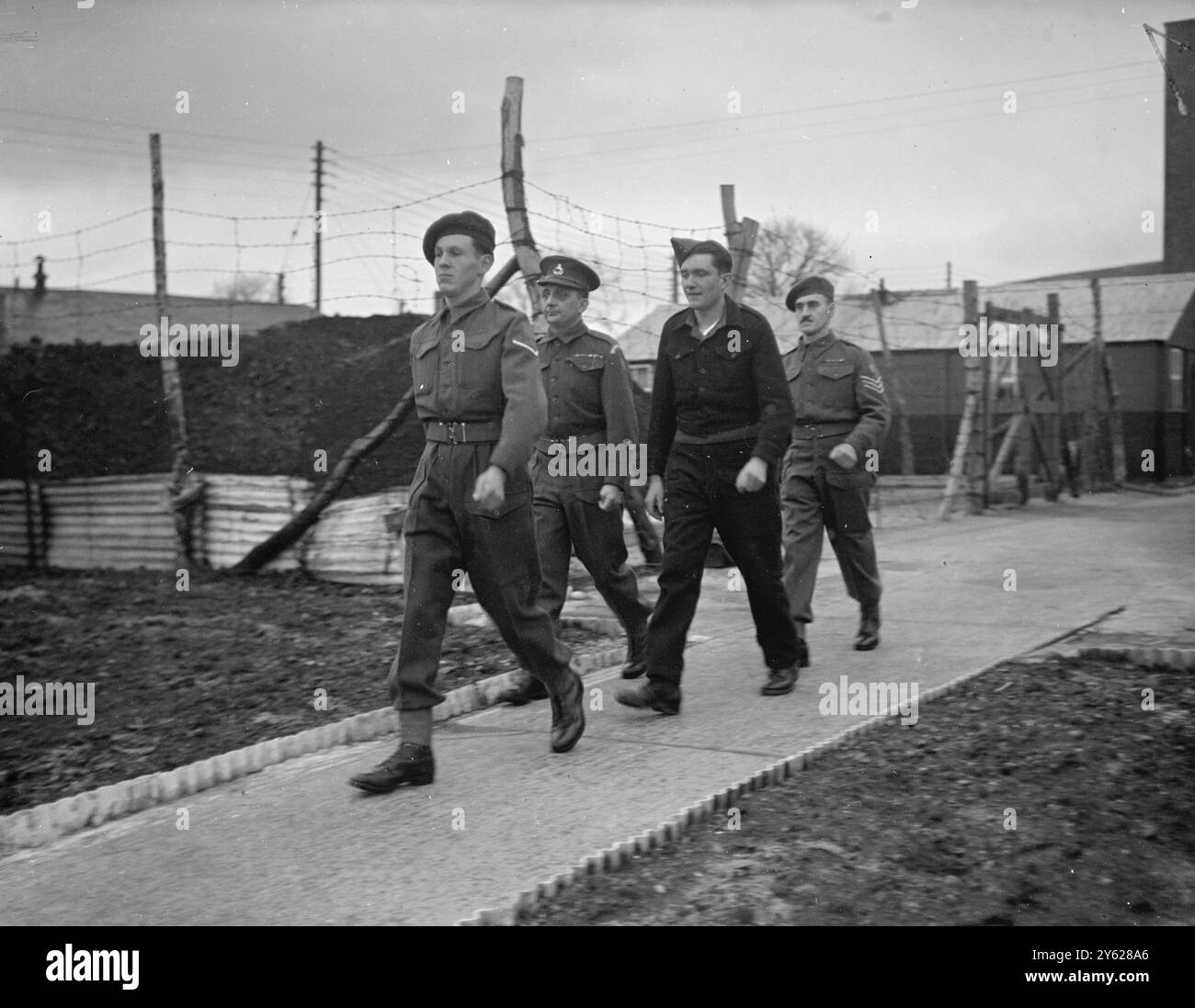 Accusato dell'omicidio del compagno di prigionia Eugene Mergenthaler, ventiduenne prigioniero di guerra Karl Kneissler, è apparso oggi davanti a un tribunale militare nel campo Woller P.O.W. vicino a Berwick su Tweed. Il corpo di Mergenthaler fu trovato sulle rive del fiume Till, a 3 miglia da Wooler il 7 novembre. Kneissler, che è stato perseguito dal colonnello Lord Russell si è dichiarato non colpevole attraverso un interprete. Immagini: Nel suo vestito da battaglia oscuro di P.O.W. Karl è scortato oggi alla corte marziale al campo di Wooler. 13 gennaio 1948 Foto Stock