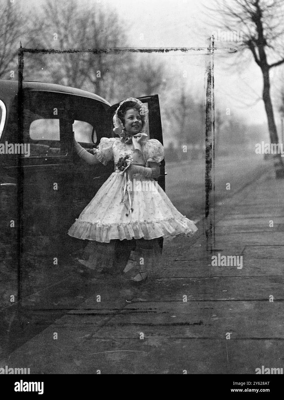 Gillian Howard, di sei anni, dice che l'Old Look è abbastanza buono per lei, in quanto si presenta come una piccola scomparsa vittoriana per un appuntamento con il sindaco di Londra, l'annuale festa dei bambini alla Mansion House, questo pomeriggio. 10 gennaio 1948 Foto Stock
