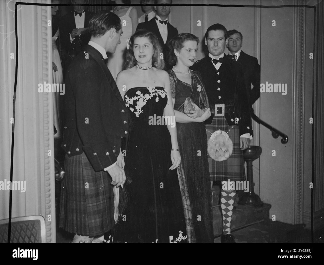 La casa di Grosvenor ha presentato stasera una vista gay mentre gli scozzesi convergevano lì per l'Highland Ball, tenuto in aiuto dell'Airborne Forces Security Fund. L'abbigliamento ufficiale per gli ospiti maschili era o kilt o code, e alle donne fu chiesto di indossare le fasce di tartan. Tre principi erano presenti a questo evento, il primo ballo delle Highland dopo la guerra; il principe Giovanni di Lussemburgo, il principe Roberto d'Austria e il principe Michele di Borbone. Spettacoli fotografici: Anderson, Miss Ann Maxwell, Lady Gillian Anderson e il maggiore McLean, fotografati alla Grosvenor House questa sera, durante il ballo. 9 gennaio 1948 Foto Stock