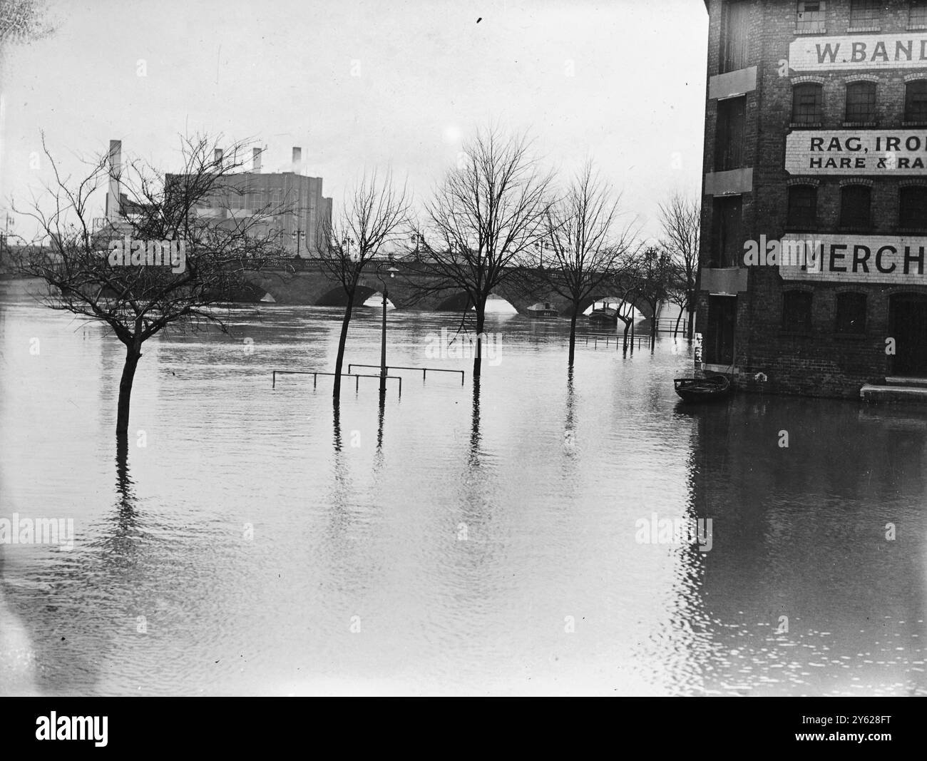 Le acque arrabbiate infuriarono a Worcester mentre il fiume Severn, gonfiato, affondò le sue rive per la seconda volta in 10 mesi. Il fiume ha raggiunto un livello di 10 piedi 8 pollici al di sopra della norma e stava ancora salendo. Mentre l'ippodromo assomiglia a un enorme lago e i campi sotto la città sono stati inondati per chilometri. 12 gennaio 1948 Foto Stock