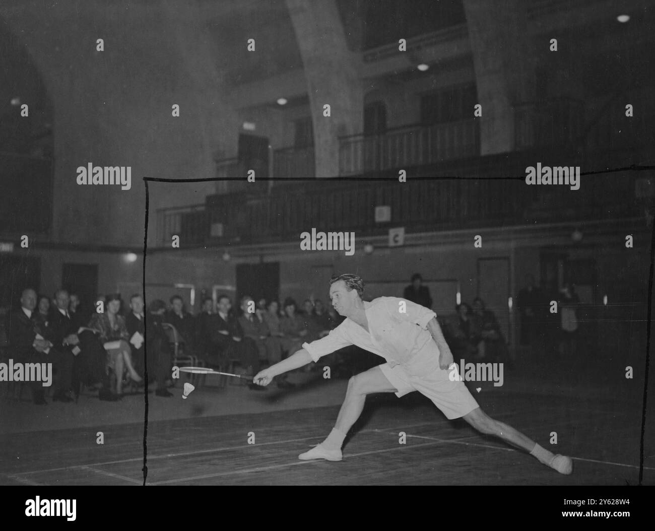 N.B.Radford, campione irlandese e scozzese di singolare, viene catturato dalla telecamera ad alta velocità mentre fa ritorno durante la sua partita di esibizione contro H.J.Wingfield, Kent e Inghilterra meridionale, e Seymour Hall, Londra. Una serie di partite dei principali giocatori di badminton è stata organizzata in aiuto dell'United Nations Association National Appeal per £ 100.000 dalla Badminton Association of England. 7 gennaio 1948 Foto Stock