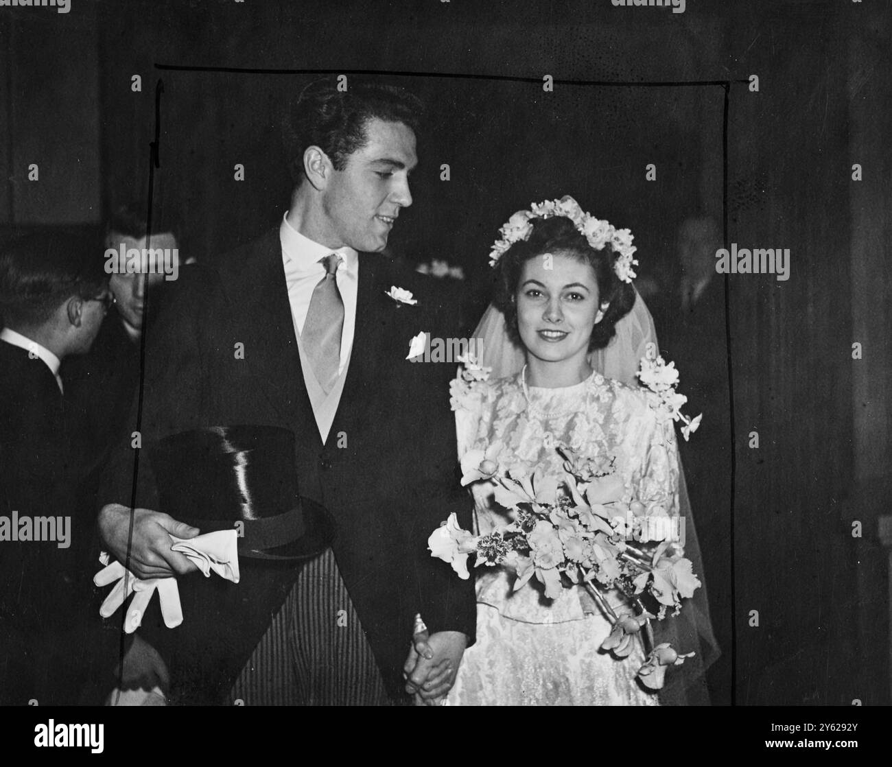 La nuova star britannica Kieron Moore - "The Man About the House" - si è sposata a St Patrick's Soho Square, con l'attrice Barbara White. Sia la sposa che lo sposo hanno 23 anni. L'immagine mostra: La sposa e lo sposo, nella foto dopo la cerimonia nuziale. 4 dicembre 1947 Foto Stock