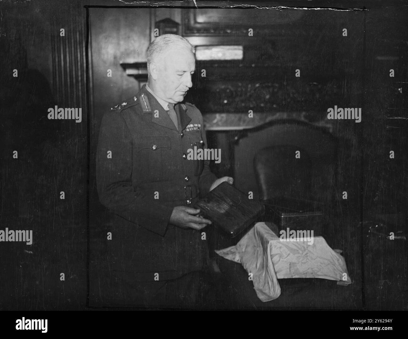 Il maggiore generale A.J.Boase, rappresentante militare australiano in Gran Bretagna, raffigurato con la scatola di lacca vecchia di 150 anni, che contiene 13 once d'oro, presentata a sua altezza reale la Principessa Elisabetta dalle forze d'oltremare del Commonwealth in servizio in Giappone. Il regalo è raffigurato all'Australian House. 17 novembre 1947 Foto Stock