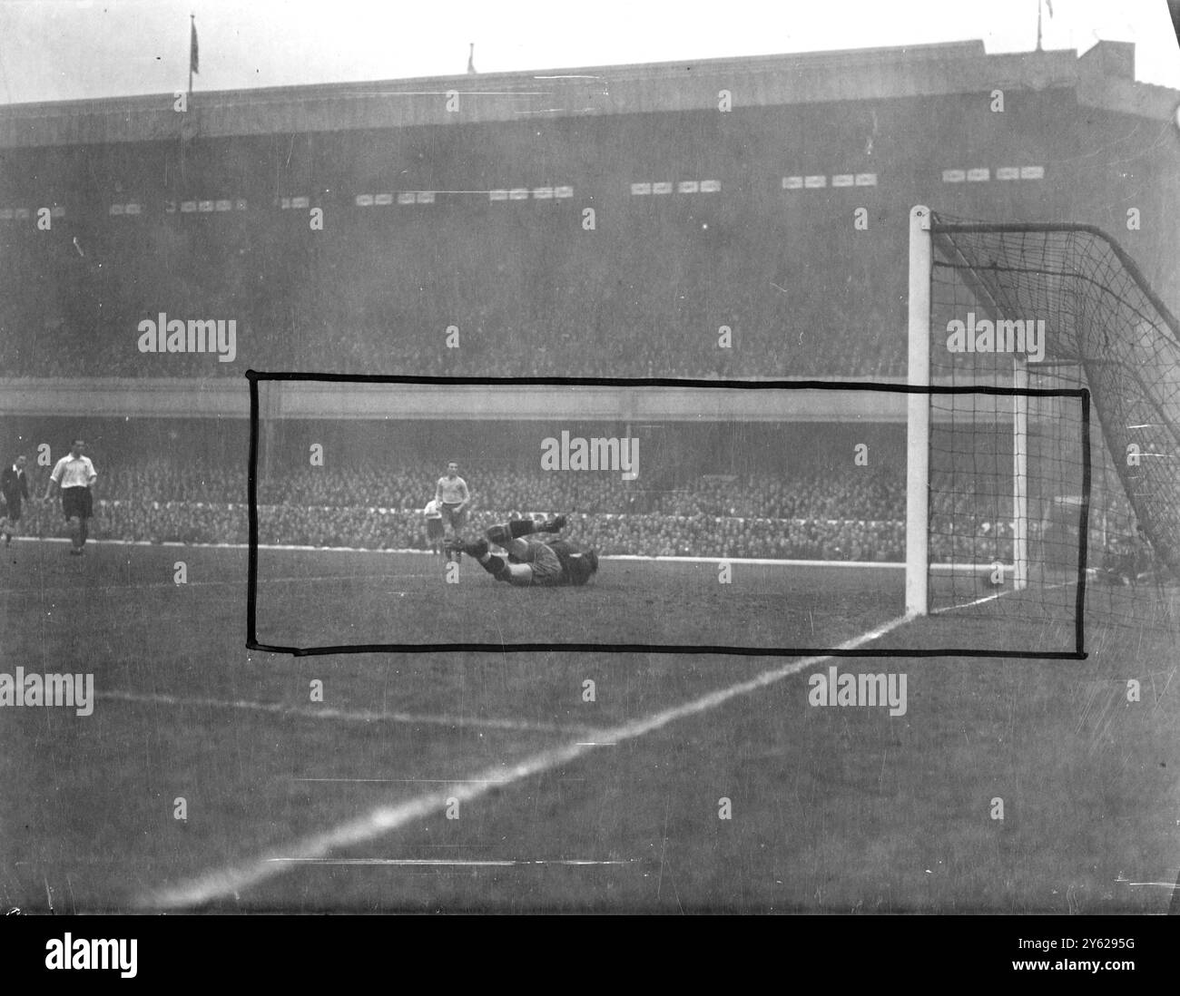 Anche se nessuna squadra di calciatori continentali ha mai battuto l'Inghilterra in questo paese, la Svezia ha fatto tutto il possibile ad Highbury nella sua partita internazionale con gli inglesi 11. La foto mostra T. Lindberg, portiere svedese che si allunga a tutta lunghezza, il primo gol dell'Inghilterra ai piedi di Stanley Mortensen va in rete, oggi a Highbury. 19 novembre 1947 Foto Stock