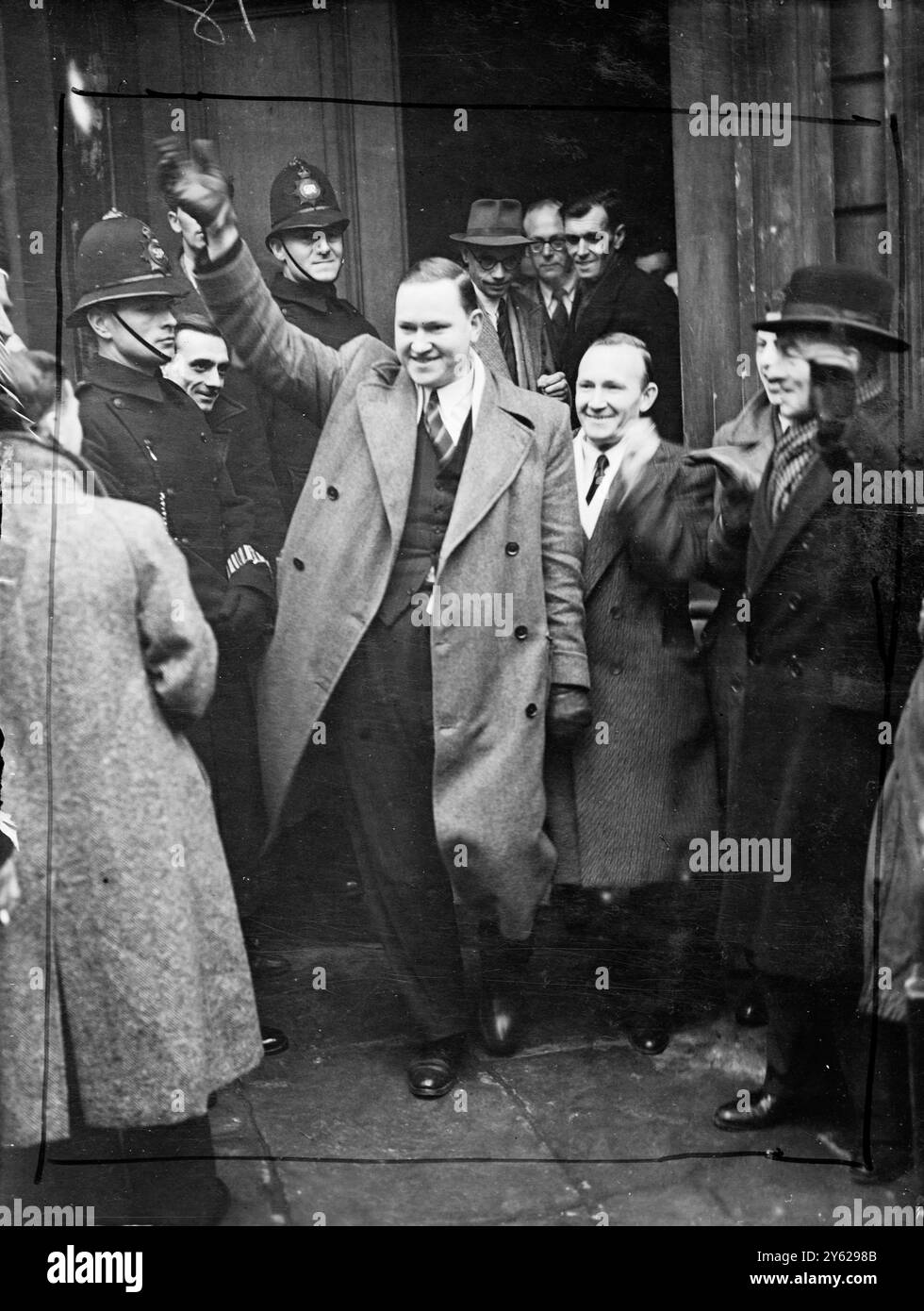 Arthur Lewis, M.P., che, con una serie di picchetti di sciopero, è stato arrestato fuori dal Savoy Hotel, Londra, è apparso al tribunale di polizia di Bow Street con l'accusa di aver ostruito la polizia e ostruito l'autostrada. La foto mostra il signor Arthur Lewis, deputato, ondata ai suoi sostenitori dopo che il suo caso era stato rimandato per una settimana a Bow Street. 18 novembre 1947 Foto Stock