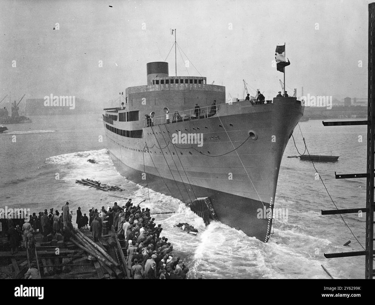Madame Albert Lellouche, vita dell'Ingenieur generale Lellouche, rappresentante della Marina mercantile francese, ha eseguito oggi a Southampton la cerimonia di lancio del piroscafo passeggeri e cargo francese 'Commandant Quere', costruito da John a Thorneycroft and Co., Ltd., per la compagnie de Navigation Fraissinet. La nave, progettata per trasportare 992 passeggeri in tre classi, oltre a 1000 t di carico, viaggerà tra Marsiglia e la Corsica. 29 novembre 1947 Foto Stock