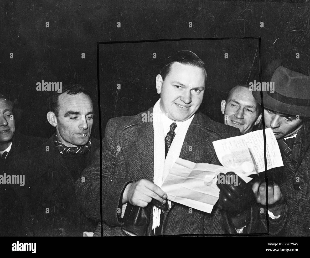 Arthur Lewis, 30 anni, il deputato laburista di Upton, West Ham, è apparso oggi in custodia cautelare a Bow Street con l'accusa di ostruire l'autostrada e la polizia. Il caso nasce dalla disputa all'hotel Savoy. L'accusa afferma che quando i camion cisterna sono andati in Savoia il 17 novembre per consegnare il petrolio, i picchetti di sciopero sono stati a terra di fronte ai camion e il signor Lewis è stato arrestato. È descritto come Catering Organiser della National Union of General and Municipal Workers. Altre ventuno persone sono state accusate di lui. L'immagine mostra: Il signor Lewis tiene in mano una lettera che racchiude una nota di sterlina inviata a circa Foto Stock