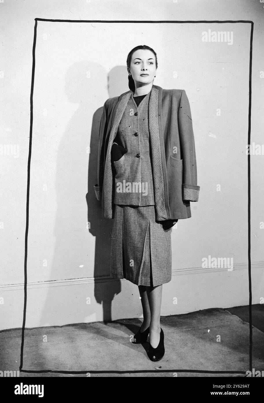 Quando le foglie verdi sparano per annunciare la primavera, ecco la cosa da indossare per salutarli. E' un nuovo tre pezzi in cui la Sassonia controllata e' attrattiva combinata con il velluto. La linea estremamente elegante della giacca senza colletto a tre bottoni è compensata dai revers a quadri morbidi che corrono per l'intera lunghezza del velluto. 24 dicembre 1947 Foto Stock