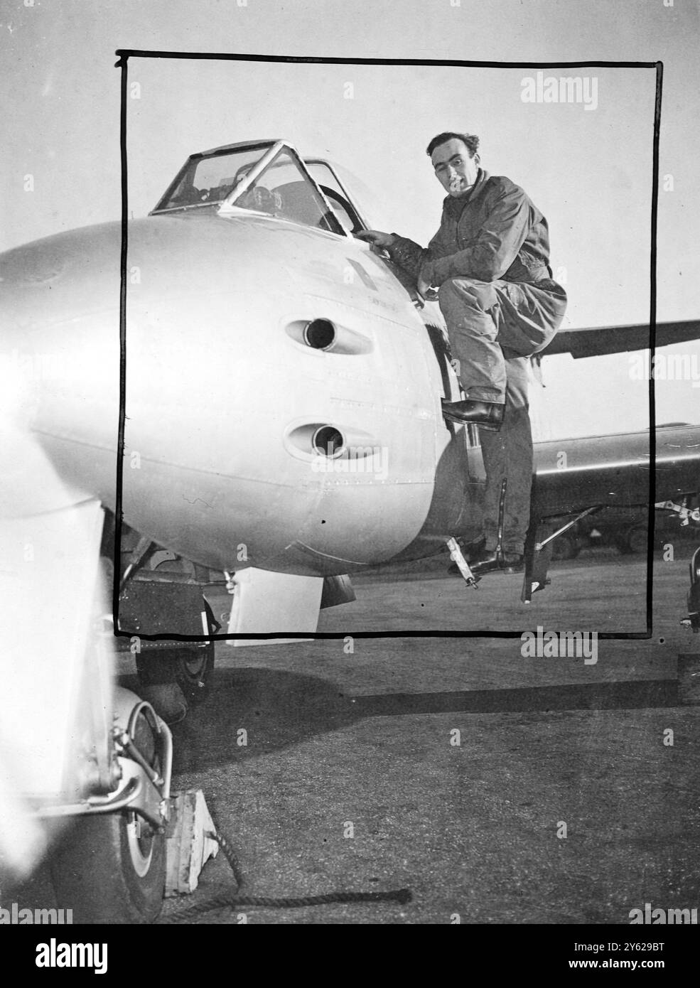 Un aereo da caccia a quattro jet Gloster Meteor, pilotato dal leader dello Squadrone James Lomas, DFC, di Doncaster volò per 313,3 miglia da Turnhouse, vicino Edimburgo, a Bovingdon, Herts in 30 minuti e 25 secondi; una velocità media di 617 mph. Il volo fu effettuato per ottenere un confronto di 1947 velocità rispetto a quelle del 1938, quando un uragano, allora uno degli aerei più veloci della Gran Bretagna, aveva una media di 408,75 mph per lo stesso volo. Il record mondiale di velocità dell'aria è rivendicato dagli Stati Uniti. Lo scorso agosto un Douglas Skystreak della Marina degli Stati Uniti ha volato a 640,7 km/h per strappare il record al capitano del gruppo britannico Donaldson. Pictur Foto Stock