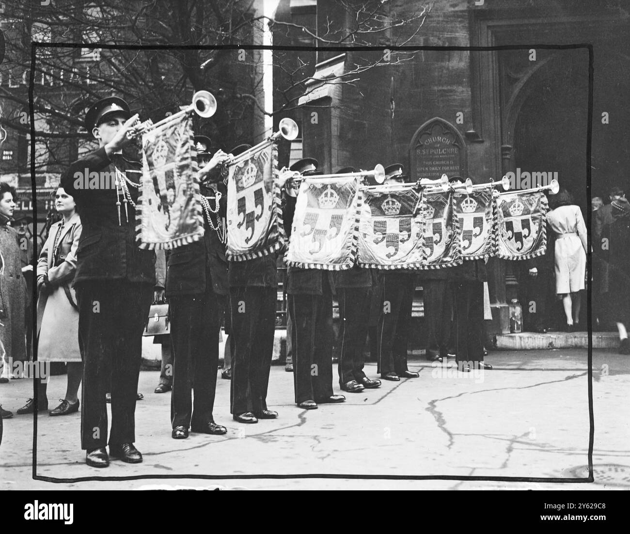 Il St Cecilia's Day Festival del 1947, la cui prima parte si svolse a St Sepulchre's, Holborn, ha visto la partecipazione del Lord Mayor di Londra, del Conte e della Contessa di Athlone, e di molti dignitari civici. Il servizio fu uno speciale servizio di commemorazione corale con cantanti dei cori di St Pauls, Westminster Abbey, Canterbury e The Chapels Royal. Immagini: Trombettieri della Royal Military School of Music, suonano una fanfara mentre il sindaco arriva a St Sepolcro 22 novembre 1947 Foto Stock