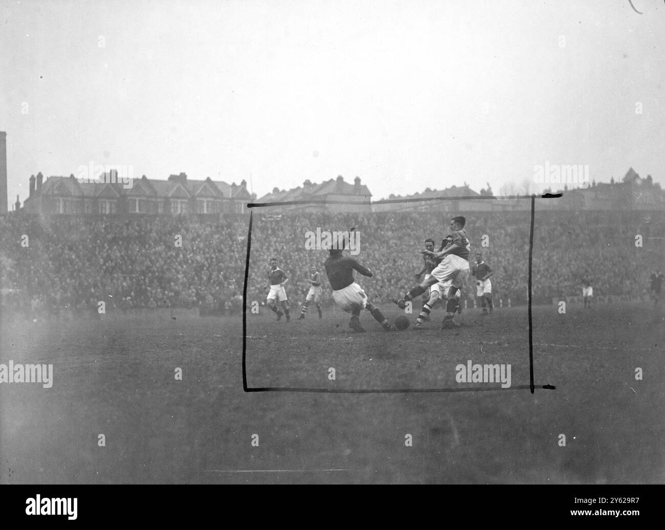 Nel primo round della fa Cup, il Crystal Palace, era oggi a casa del Port vale al Selhurst Park. Immagini: Il portiere di Heppel Port vale e il maggiordomo destro hanno un momento di disagio davanti al gol durante il pareggio di coppa di questo pomeriggio al Selhurst Park. 29 novembre 1947 Foto Stock