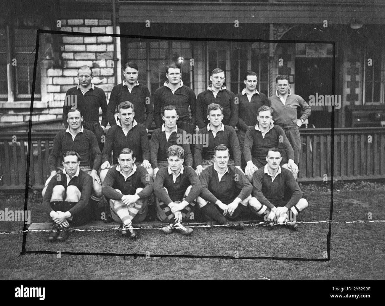Anche se i 'probables' oggi hanno vinto la prima prova di rugby a 15 a Portsmouth, con due gol, un rigore e due mete, con un gol di quattro mete, i 'Possibles' hanno preso la maggior parte degli onori di gioco. Nonostante l'handicap di una palla grassa e le condizioni di gioco gravose, i dorsi "Possibles" sono stati gestiti in modo eccellente. Photo Shows: Dichiarato dagli esperti di aver giocato la partita migliore nonostante la sconfitta, i "Possibles" posano a Portsmouth prima del processo in Inghilterra di oggi. 6 dicembre 1947 Foto Stock