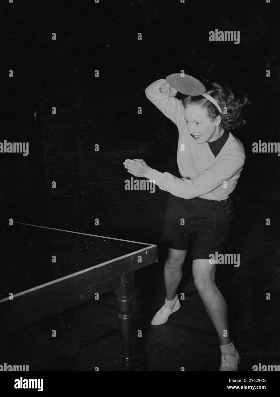 "Fermata" dalla telecamera ad alta velocità mentre si allena per essere inserita nella squadra di ping-pong che rappresenterà l'Inghilterra nei campionati mondiali del mese prossimo, è la 32enne Betty Franks di Walthanstow, che viene vista in azione al Polytechnic Extension di Londra. 3 gennaio 1948 Foto Stock