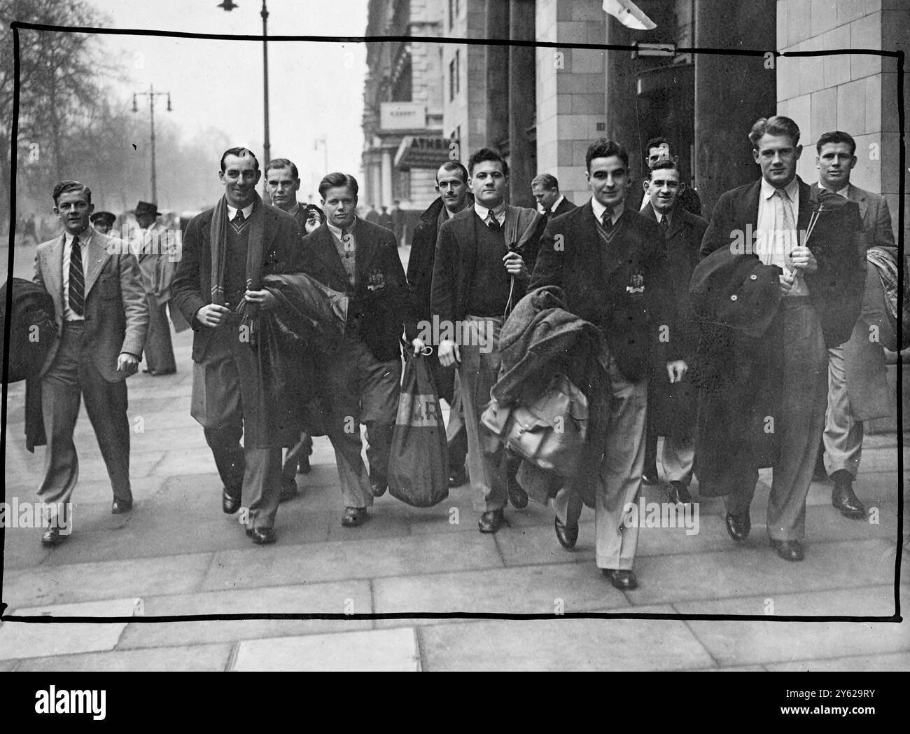I turisti dell'Australian Rugby Union iniziano oggi la loro ultima partita sul suolo inglese a Twickenham contro il XV inglese, con un record unico, nessuna meta è stata segnata contro di loro in una partita internazionale. Le immagini mostrano: "Giocatori che passeggiano" - membri della squadra dei Wallabies, passeggiano a Piccadilly, questa mattina prima dell'ultima partita in inglese. 3 gennaio 1948 Foto Stock