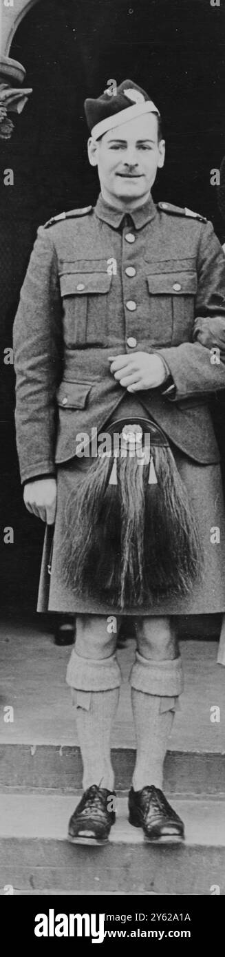 Nella camera dei lord, il visconte Addison, leader della camera, dichiarò di aver ricevuto un messaggio dal re che lo informava che il capitano Lord Colwyn, un membro della camera, era stato messo agli arresti per essere processato dalla corte marziale accusato di un reato ai sensi dell'articolo 41 dell'Army Act. Le immagini mostrano il capitano Lord Colwyn. Una foto del giorno delle nozze scattata nel 1940. 2 dicembre 1947 Foto Stock