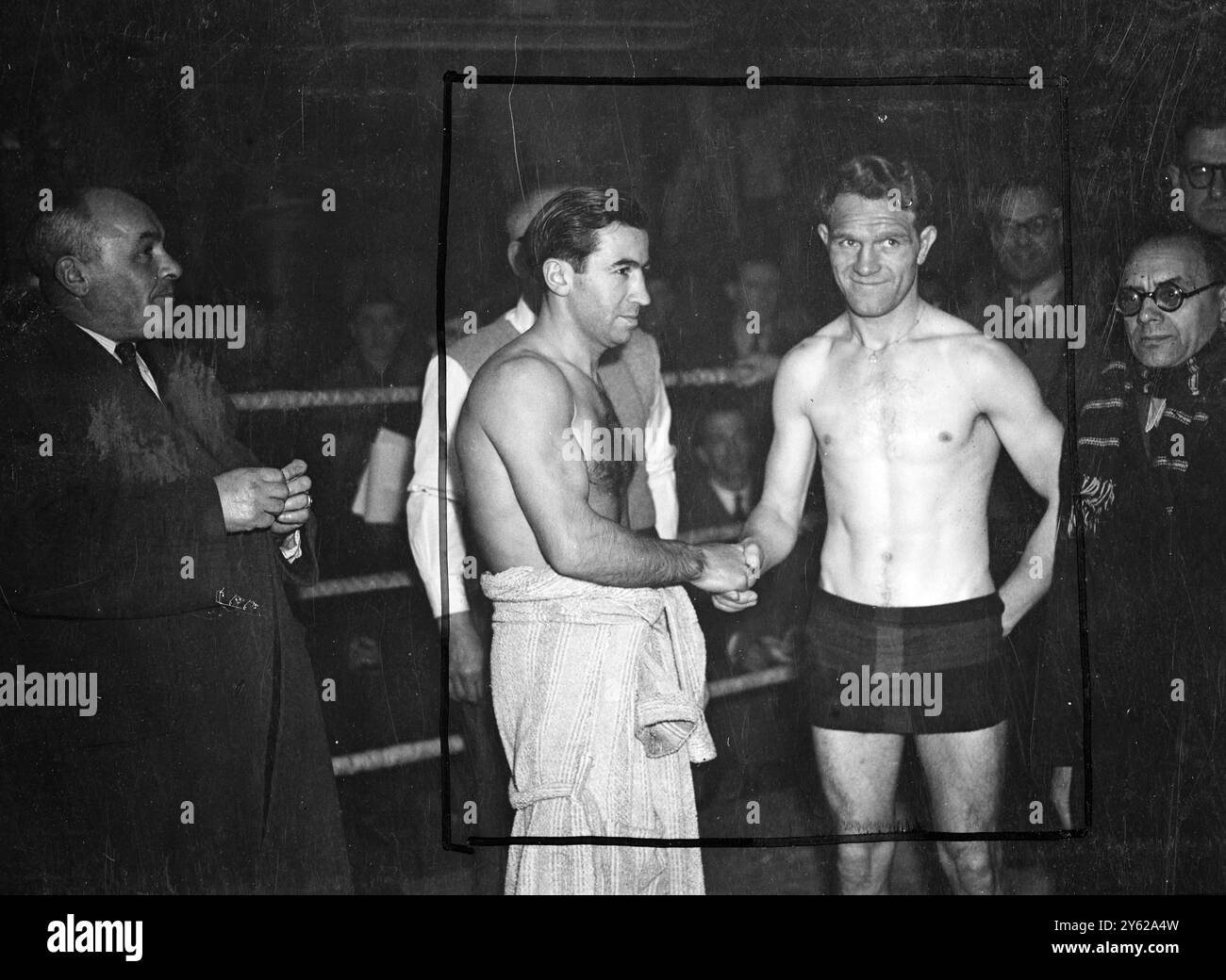 Al Phillips, 'The Aldgate Tiger' fa la sua prima offerta per tornare in campionato stasera all'Albert Hall, quando incontra Joseph Preys del Belgio nella divisione dei pesi leggeri. Non più dilettante nel reparto dei pesi piuma, titolo britannico per il quale Phillips ha perso contro Ronnie Clayton, entra nella classe dei pesi leggeri con un occhio all'incontro con lo sfidante ufficiale Tommy Barnham e poi si inclina al titolare Billy Thompson. Ma questi piani, dipendono molto da una vittoria stasera sul veterano belga. L'immagine mostra: Al Phillips (a sinistra) mentre scuote con Joseph Preys prima che il peso entri a S. Foto Stock Al Phillips, 'The Aldgate Tiger' fa la sua prima offerta per tornare in campionato stasera all'Albert Hall, quando incontra Joseph Preys del Belgio nella divisione dei pesi leggeri. Non più dilettante nel reparto dei pesi piuma, titolo britannico per il quale Phillips ha perso contro Ronnie Clayton, entra nella classe dei pesi leggeri con un occhio all'incontro con lo sfidante ufficiale Tommy Barnham e poi si inclina al titolare Billy Thompson. Ma questi piani, dipendono molto da una vittoria stasera sul veterano belga. L'immagine mostra: Al Phillips (a sinistra) mentre scuote con Joseph Preys prima che il peso entri a S. Foto Stock