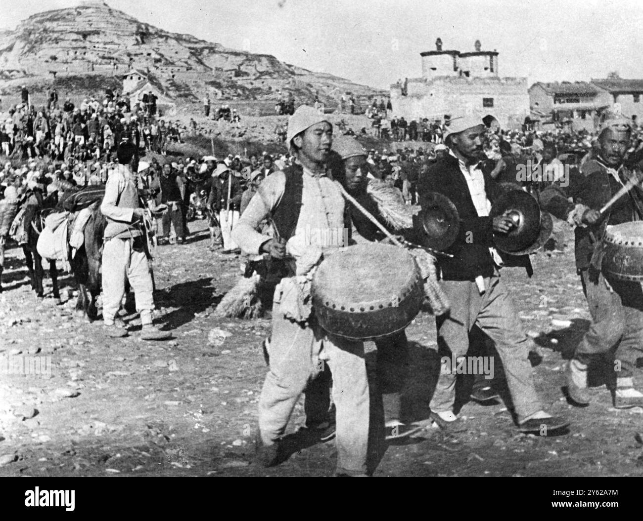 Questa è la Cina Rossa. Con battiti di tamburi e scontri di cembali, i contadini di Shansi celebrano il raggiungimento della riforma agraria, che distribuiva la terra al timone. 13 dicembre 1947 Foto Stock