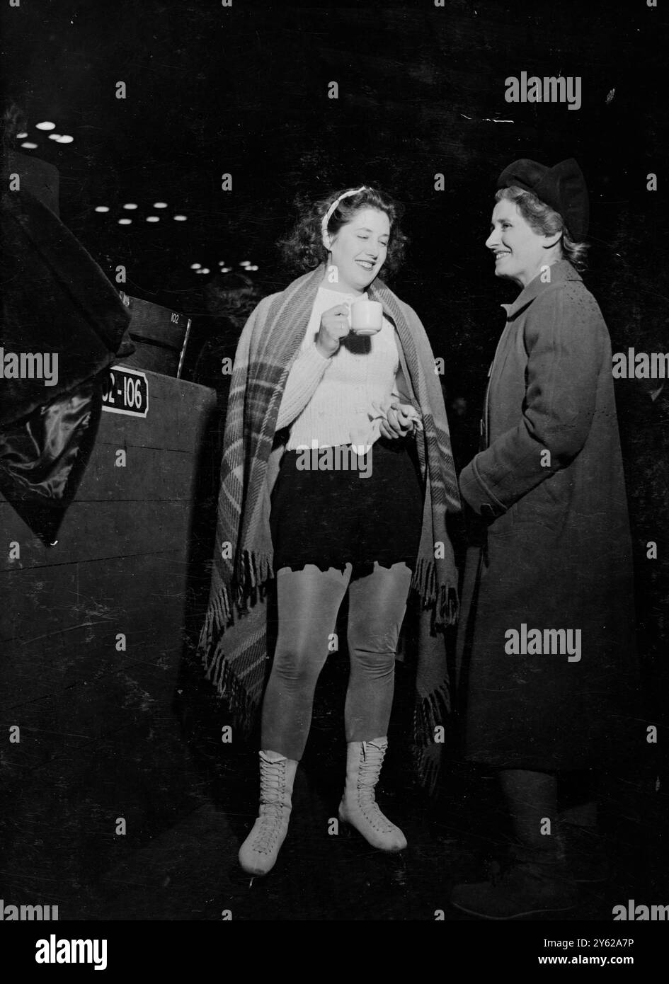 I concorrenti per il Campionato di pattinaggio di figura della Gran Bretagna, che si disputerà domani, hanno partecipato alle "figure obbligatorie", preparazione al campionato, a Wembley Pool. Nel primo tempo, Miss Jill Hood-Linzee, figlia diciottenne dell'ufficiale sanitario di Surbiton, si è classificata quarta a Jeanette Altwegg, Marion Davies e Bridget Shirley-Adams. 15 dicembre 1947 Foto Stock