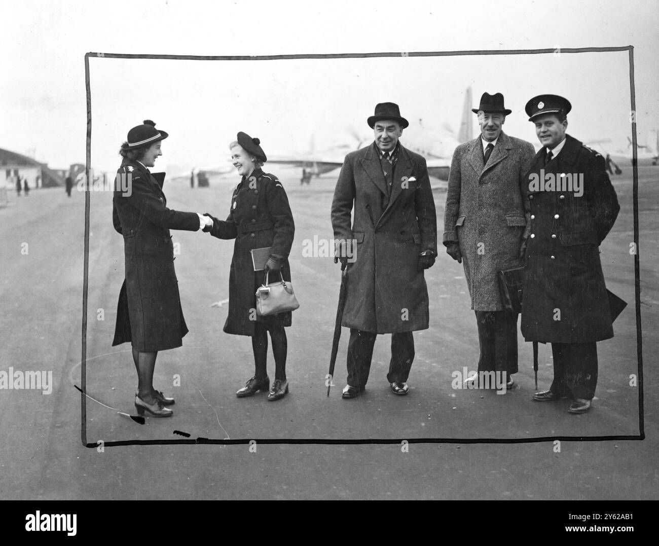 Sir Alexander M. Coutanche, il Bailiff di Jersey, accompagnato dalla signorina Margaret Nicholle, una cadetta di St John, è arrivato a Northolt da Jersey questa mattina. Sono qui per partecipare alla festa data a Buckingham Palace domani dalla Principessa Elisabetta e dal Duca di Edimburgo. Margaret fu scelta per rappresentare l'uso del Jersey al partito. Immagini: Sir Alexander M. Coutanche (centro) e Miss Margaret Nicholle, nella foto di Northolt questa mattina. Margaret viene accolta dalla signorina Virginia Cunard, una ufficiale della St John Ambulance Brigade. 15 dicembre 1947 Foto Stock