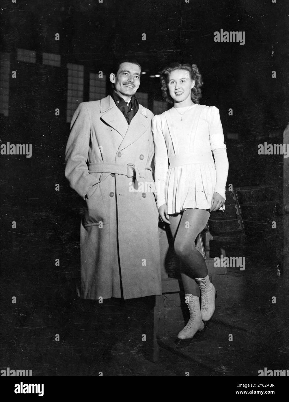 I concorrenti per il Campionato di pattinaggio di figura della Gran Bretagna, che si disputerà domani, hanno partecipato alle "figure obbligatorie", preparazione al campionato, a Wembley Pool. Nel primo tempo, Miss Jill Hood-Linzee, figlia diciottenne dell'ufficiale sanitario di Surbiton, si è classificata quarta a Jeanette Altwegg, Marion Davies e Bridget Shirley-Adams. 15 dicembre 1947 Foto Stock