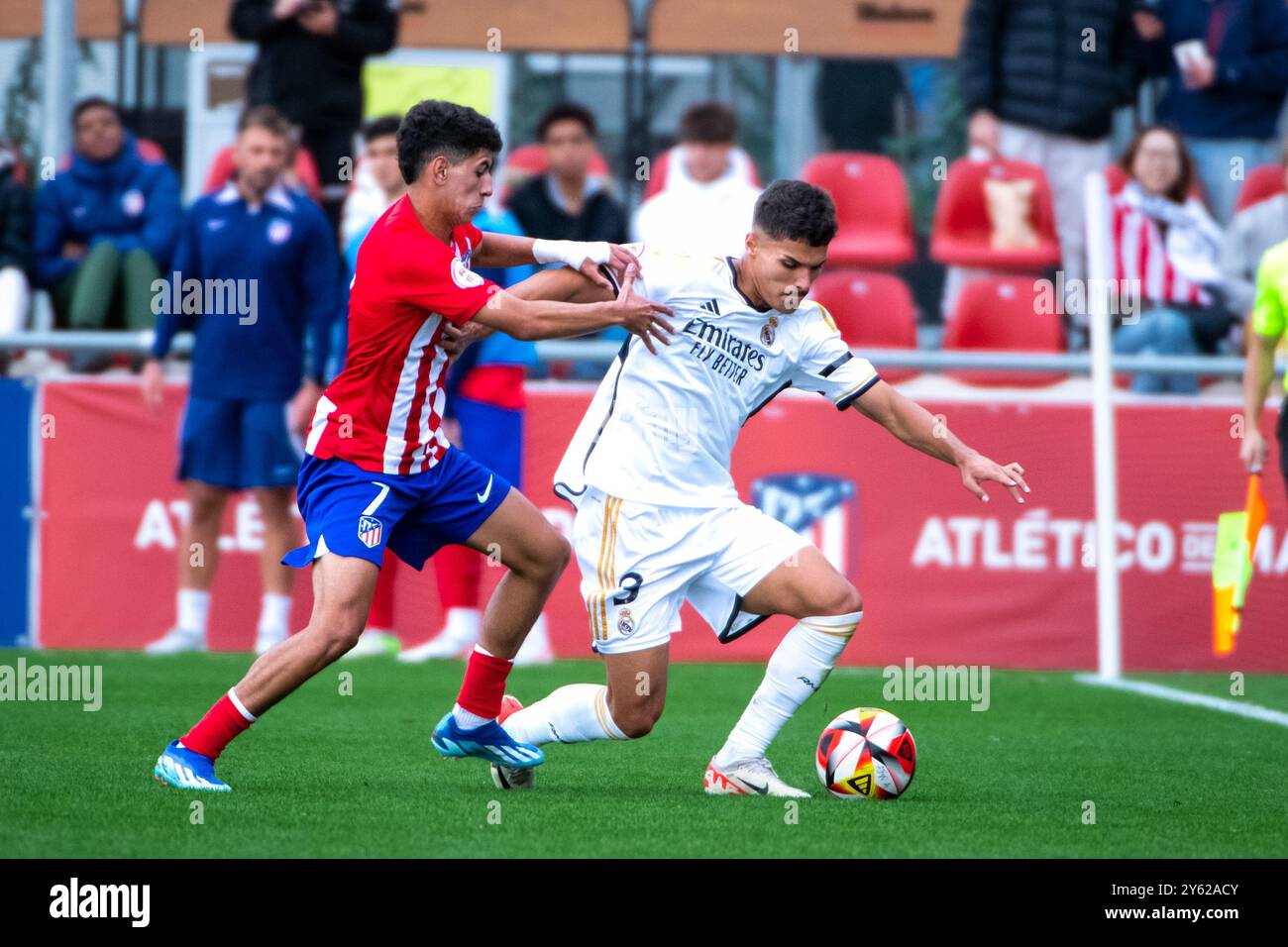 Alcala de Henares, Spagna. Liga Division de Honor Juvenil. Atletico de Madrid vs Real Madrid. Wanda City. Youssef Enriquez "Yusi" e Rayane Belaid dur Foto Stock