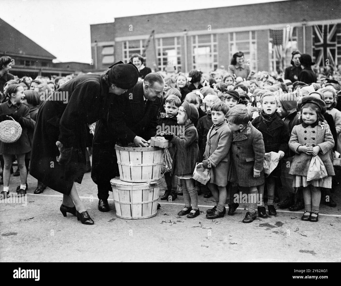 Ogni scuola elementare di Southampton riceverà oggi un regalo di mele, dagli Stati Uniti - tutto grazie alla promessa fatta dal sindaco della città in tempo di guerra, Mr. Rex Stranger, che chiacchiera con i milionesimi militari americani per passare attraverso il porto durante la guerra - Mr Paul S. Shimmer di Chambersburg, Pennsylvania - il signor Stranger giurò che si sarebbe preso cura della moglie del G.I. e della figlia di due anni se Shimmer non fosse tornato. L'americano non è tornato e il signor Stranger è andato negli Stati Uniti per creare dalla sua tasca un fondo fiduciario di 1.000 sterline per la bambina. La città grata di Chambersburg ha dato al signor Stranger 3.000 dollari Foto Stock