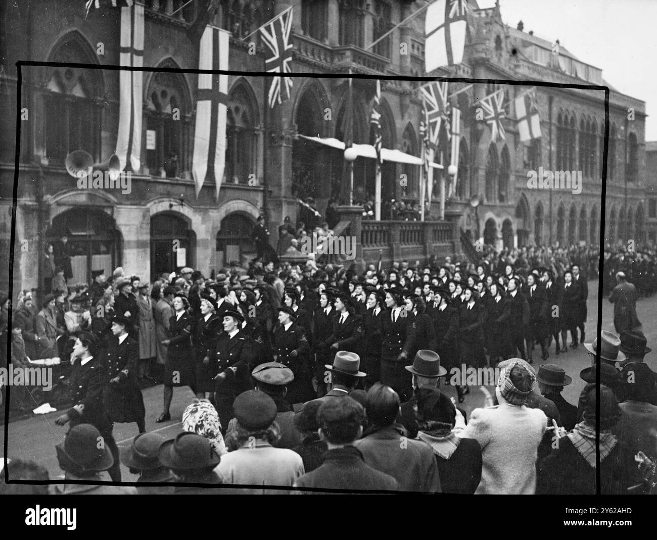 H.M.S. Kestrel, Royal Naval Air Station a Worthy Down, Hampshire, base di addestramento in tempo di guerra per ingegneri di aerei navali, e uno dei campi da cui era stata fornita copertura di caccia per la Home Fleet, ha concluso la sua carriera oggi. Ci fu una parata di WRNS e personale navale per segnare la sua chiusura. Una delle più grandi Risate all'inizio della guerra fu fornita quando le emittenti naziste sostennero che il "Kestrel" affondato da un U-boat e dichiararono che l'Ammiragliato non avrebbe ammesso la perdita della "nave". Immagini: Un distaccamento di WRNS passa la base di saluto al municipio di Winchester durante la parata commemorativa Foto Stock