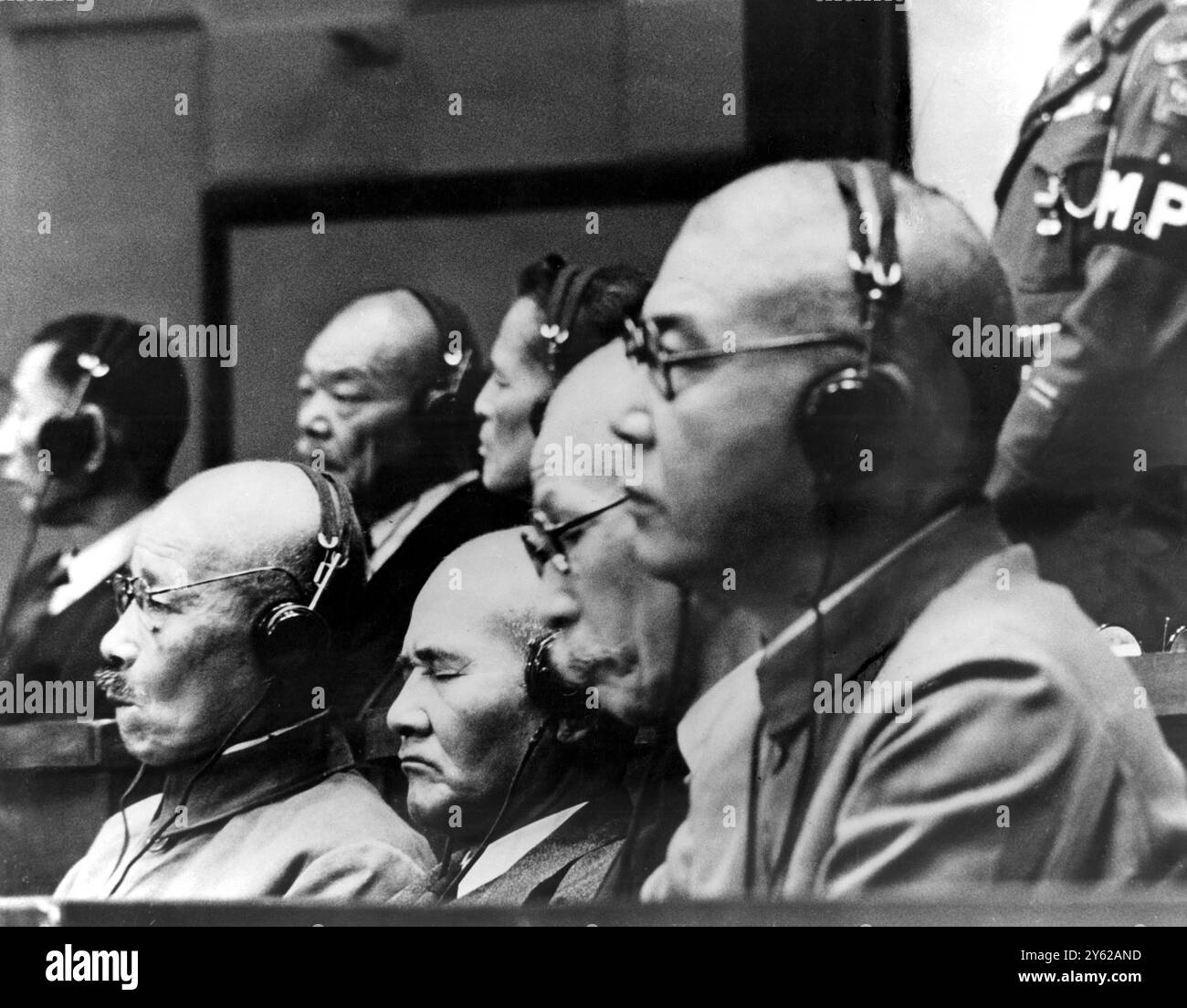 Alcuni dei leader di guerra giapponesi in tribunale durante le fasi finali del processo. Sono a destra: L'ex primo ministro Hideki Tojo, il viceammiraglio Takasumi Oka, il generale Yoshijiro Umezu e Sadao Araki, generale e membro del Consiglio supremo di guerra giapponese. 1948 Foto Stock