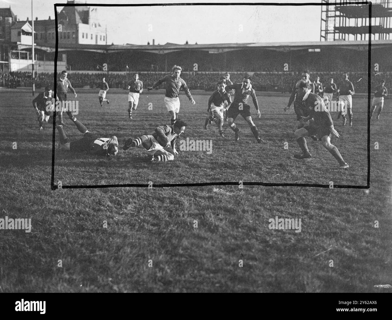 La squadra australiana ha subito la sua prima sconfitta internazionale all'Arms Park di Cardiff, ieri, quando è stata sconfitta per due rigori a nulla dal Galles. Era un gioco in gran parte privo di spettacolo, nella misura in cui le difese di entrambe le parti erano di gran lunga superiori all'attacco. L'immagine mostra: A.E.Tonkin, l'ala destra australiana, è affrontata da W.. B, Cleaver, il Galles a tutto tondo, durante l'internazionale di ieri a Cardiff. 21 dicembre 1947 Foto Stock