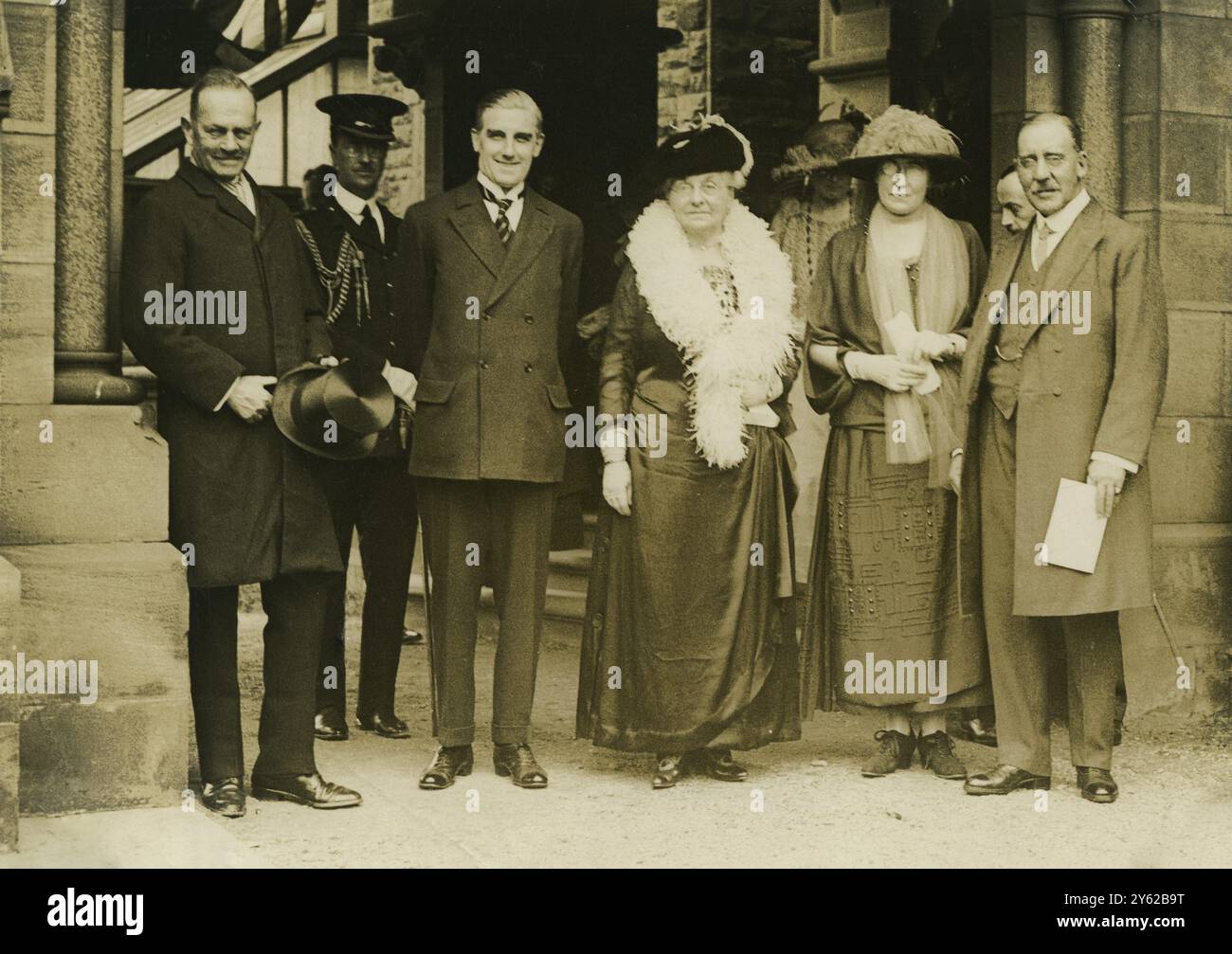 ARCHIVIO BOX 4 ARC 0131 riferimento: 001413 APERTURA EDIFICIO JARVIS STREET , Toronto, Ontario , Canada DATA:1923 APERTO DAL SIGNORE BYNG GOVERNATORE GENERALE DEL CANADA, VISTO CON I LAVORATORI DELLA BARNARDO Foto Stock