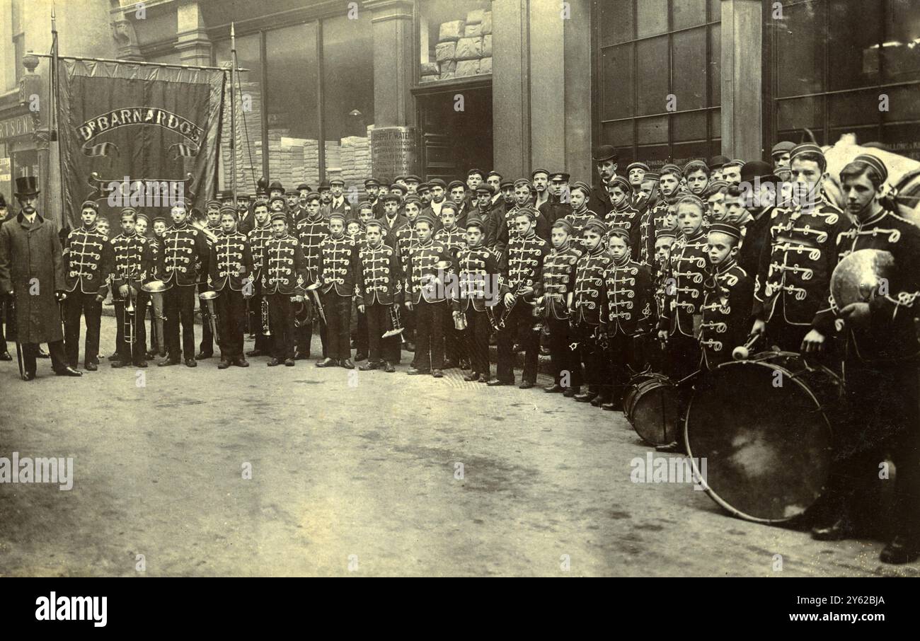 ARCHIVE BOX 3 ARC 0061 D307 RIFERIMENTO: 001358 STEPNEY BOYS BAND DATA : C 1905 LA BANDA STEPNEY PROBABILMENTE PRESE IL GIORNO DEL CORTEO FUNEBRE DEL DR BARNARDO Foto Stock