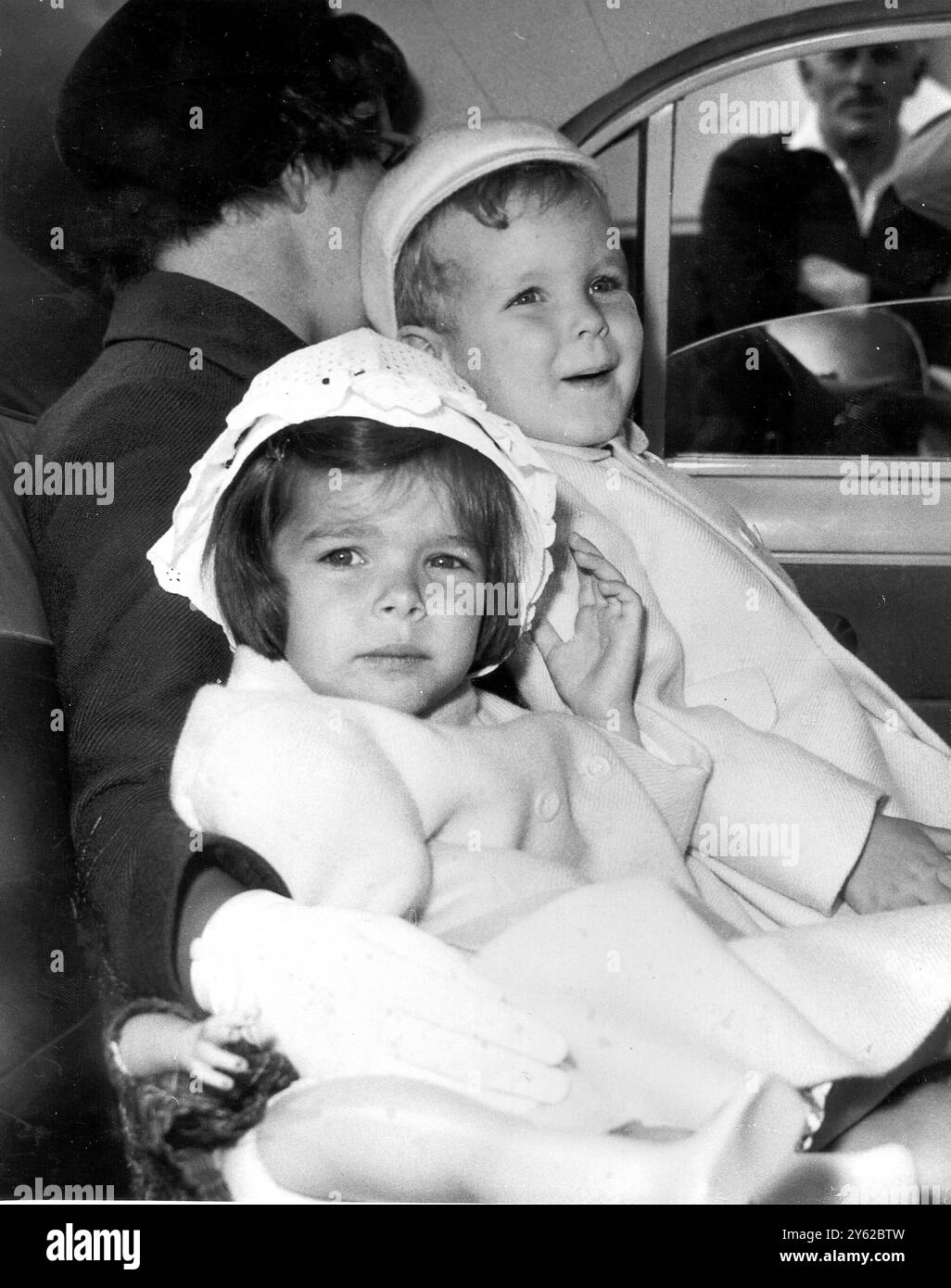 Il principe Alberto e la principessa Carolina di Monaco, figlio e figlia del principe Rainer III e della principessa Grace (Grace Kelly) sulla strada per l'Eire. 13 giugno 1961 Foto Stock