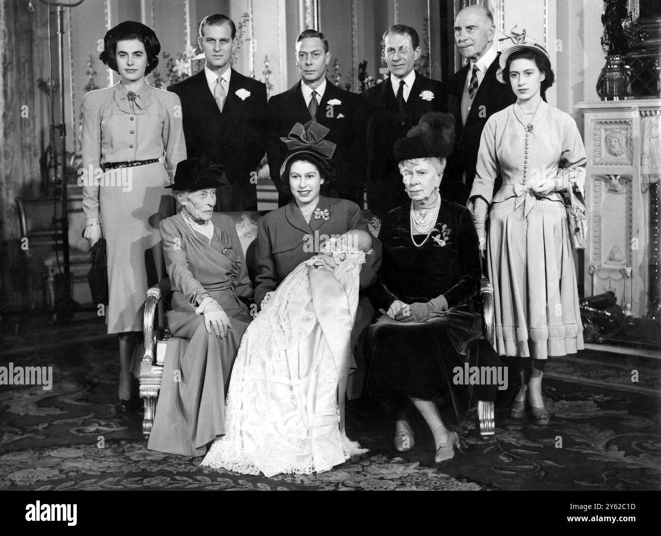 The Christening Group in Buckingham Palace dicembre 1948 Christening of Princess Elizabeth's Baby Prince Charles Philip Arthur George seconda fila da sinistra a destra Lady Brabourne (figlia maggiore del conte e della contessa Mountbatten ) il duca di Edimburgo, sua Maestà il re David Bowes Lyon (fratello della regina e prozio del bambino) il conte di Athlone (procura per il re di Norvegia) e la principessa Margherita sedevano da sinistra a destra la marchesa vedova di Milford Haven, la principessa Elisabetta (che detiene il principe Carlo) e la regina Mary, la bisnonna del giovane principe del principe Foto Stock