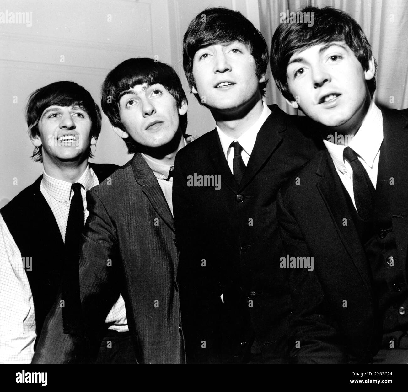 I "prigionieri" in Plaza Beseiged dai fan del Plaza Hotel qui, i Beatles trovano che il telefono è il collegamento più sicuro con il mondo esterno. I quattro ragazzi del Merseyside, Ringo Starr, George Harrison, John Lennon e Paul McCartney sono raffigurati nella loro camera d'albergo. Più tardi McCartney, Lennon e Starr riuscirono a sfuggire ai fan e a trascorrere un po' di tempo visitando Central Park. George è stato confinato a letto con una gola fredda e dolorante, ma è riuscito a recuperare abbastanza per apparire al programma televisivo ed Sullivan ieri sera. 10 febbraio 1964 Foto Stock