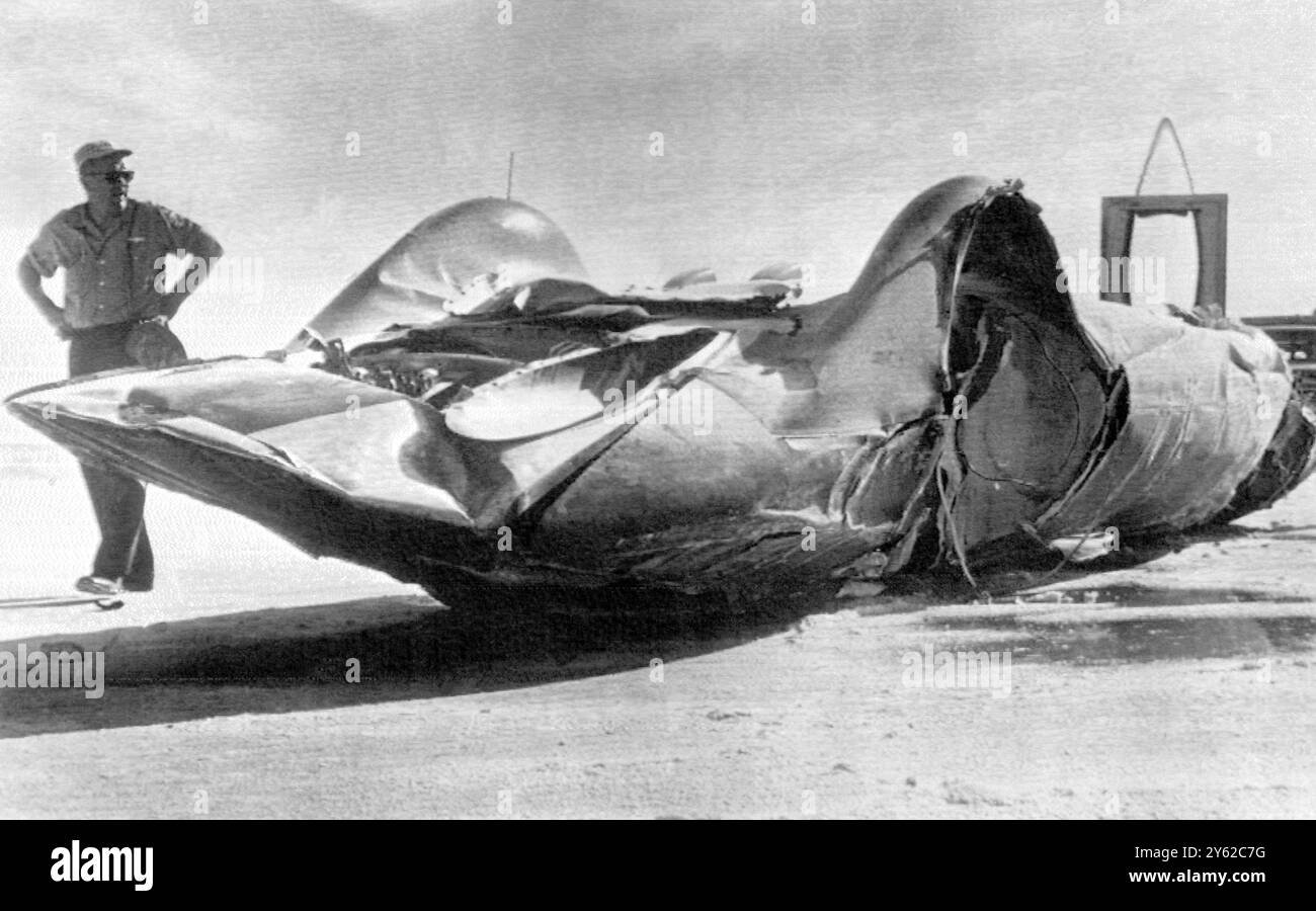 Bonneville Salt Flats, Utah: È così che la turbo car gigante "Bluebird" di Donald Campbell è finita ieri, dopo essersi schiantata a 300 KM/H, durante il ritorno di uno dei suoi test. Dopo essere stato tirato dalla macchina dopo che si era strappato e rimbalzato al disastro, Campbell entrò in ospedale da un'ambulanza. È trattenuto con una sospetta frattura del cranio. Bluebird ha finito meno due Wheeels, e con un adesivo di cowling su, a destra. 17 settembre 1960 Foto Stock