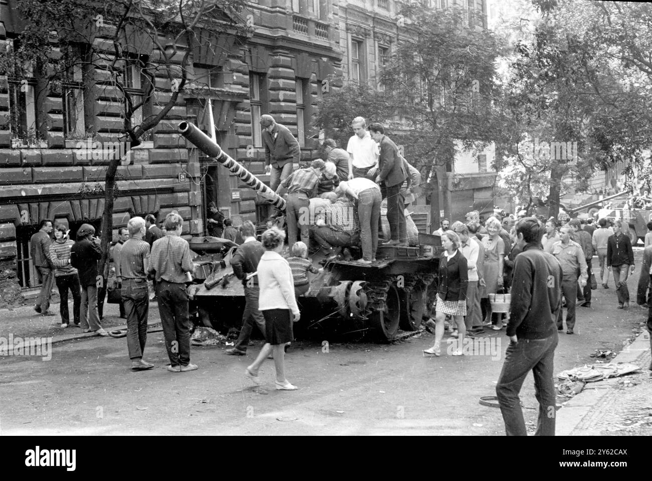 Praga: I giovani cittadini di Praga si arrampicano su un carro armato sovietico messo fuori combattimento nella capitale cecoslovacca il 23 agosto come il carro e' andato distrutto e cosa e' successo all'equipaggio in sconosciuto. Il discorso fu uno coinvolto nell'invasione della Cecoslovacchia il 20 agosto dalle forze dell'unione Sovietica e da quattro dei suoi alleati del Patto di Varsavia. 25 agosto 1968 Foto Stock