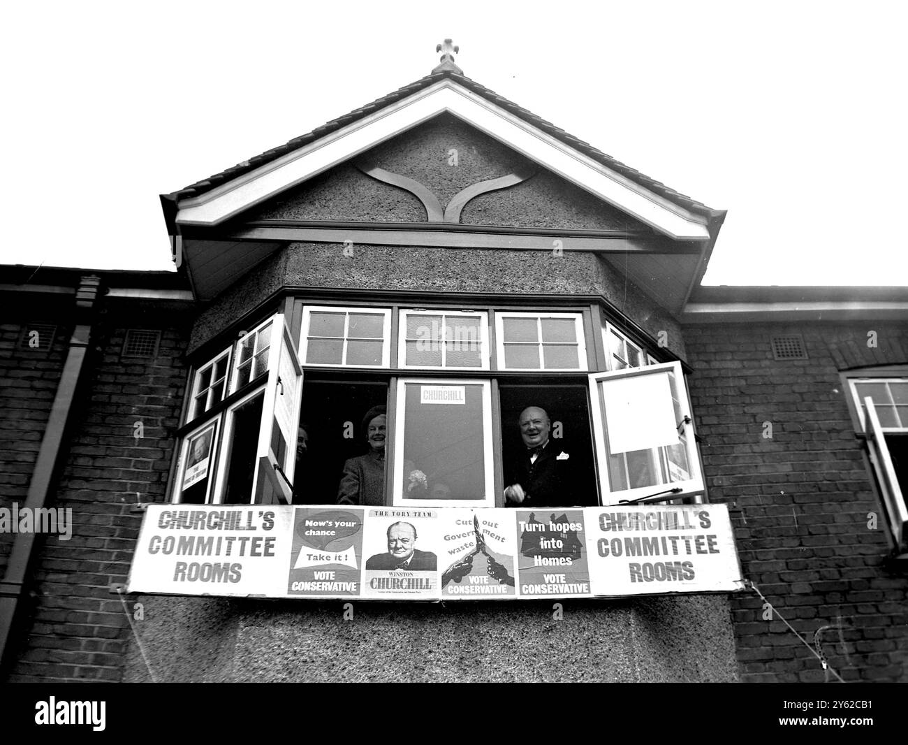 Churchill Tours il suo collegio elettorale di Woodford . Il signor Churchill si erge sul balcone della sala del Comitato centrale a South Woodford , Essex , e si rivolge alla folla che si è riunita per sentirlo parlare . 6 ottobre 1951 Foto Stock