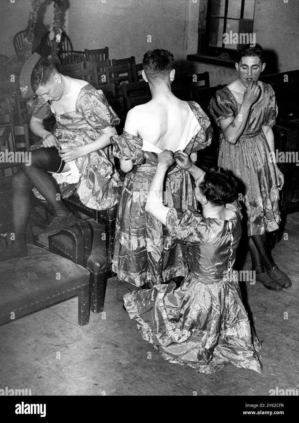 Soldati come ballerini CAN-CAN. Foto da una batteria costiera della Royal Artillery sulla costa sud-orientale dell'Inghilterra, dove i pistoleri corrono lì una truppa di ballerini "CAN-CAN". Anche quando entrano nei loro costumi o alle prove, devono essere pronti ad usare le armi in qualsiasi momento. Fotografata da John Topham il 15 gennaio 1941 censurata dal War Office nel 1941 Foto Stock