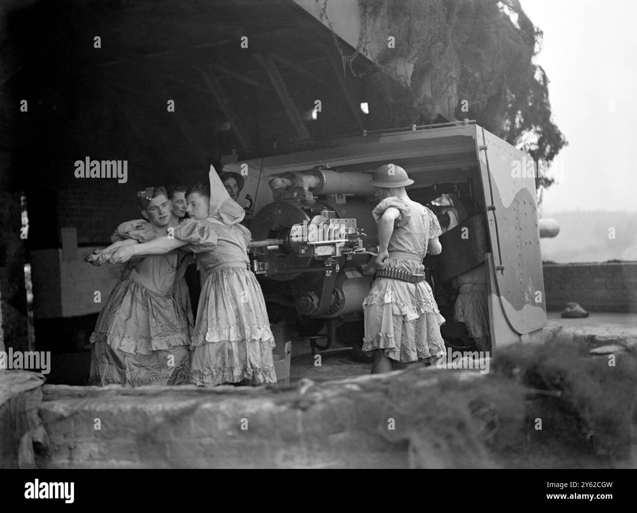 Le truppe della difesa nazionale sono rimaste in difficoltà mentre la loro esibizione di beneficenza natalizia è stata interrotta da un allarme costiero vicino a Gravesend, Kent, Inghilterra 1940. Sono equipaggiati con un cannone navale BL 6 pollici Mk VII a Shornemead Fort. John Topham/TopFoto Foto Stock