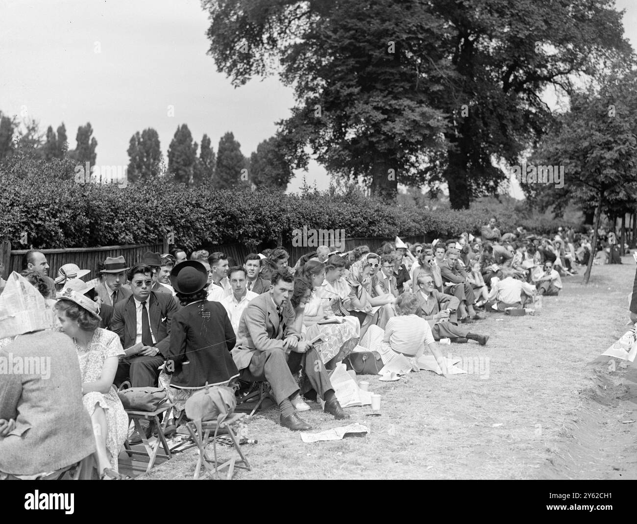 Lunga coda , lunga attesa per l'ultimo giorno di Wimbledon all'All England Tennis Club 2 luglio 1949 Foto Stock