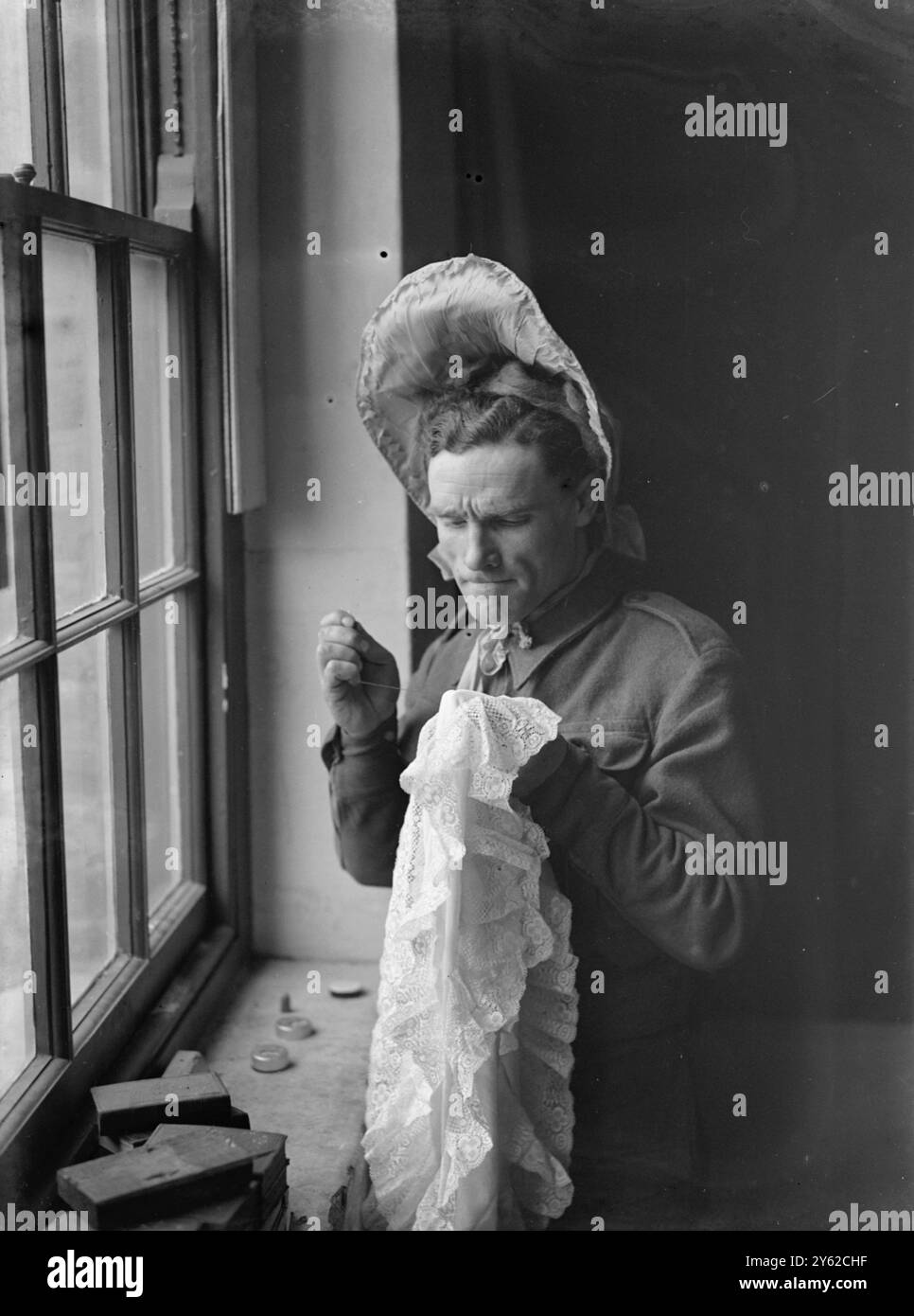 Soldati come ballerini CAN-CAN. Una piccola modifica ai knickers "CAN-CAN" - una procedura necessaria quando i soldati di una batteria di difesa costiera della Royal Artillery nel sud-est dell'Inghilterra prendevano in prestito abiti per la loro danza "CAN-CAN" in aiuto di un ente di beneficenza locale. 20 gennaio 1941 Foto Stock