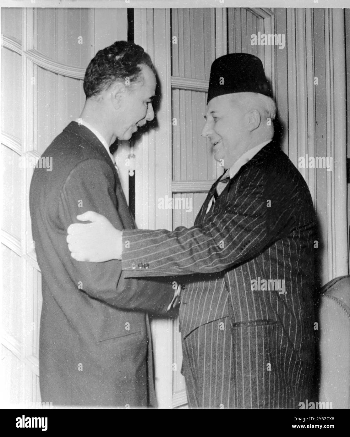 Riad El Solh Bey, primo Ministro di Liban stringe la mano ad Abdel Rahman Azzam Segretario generale della Lega Araba il 24 gennaio 1951 Foto Stock