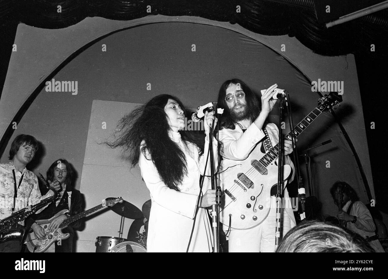 Il Beatle John Lennon e sua moglie giapponese Yoko Ono organizzano un concerto pop in aiuto del Fondo delle Nazioni Unite per l'infanzia (UNICEF) il 16 dicembre 1969 Foto Stock