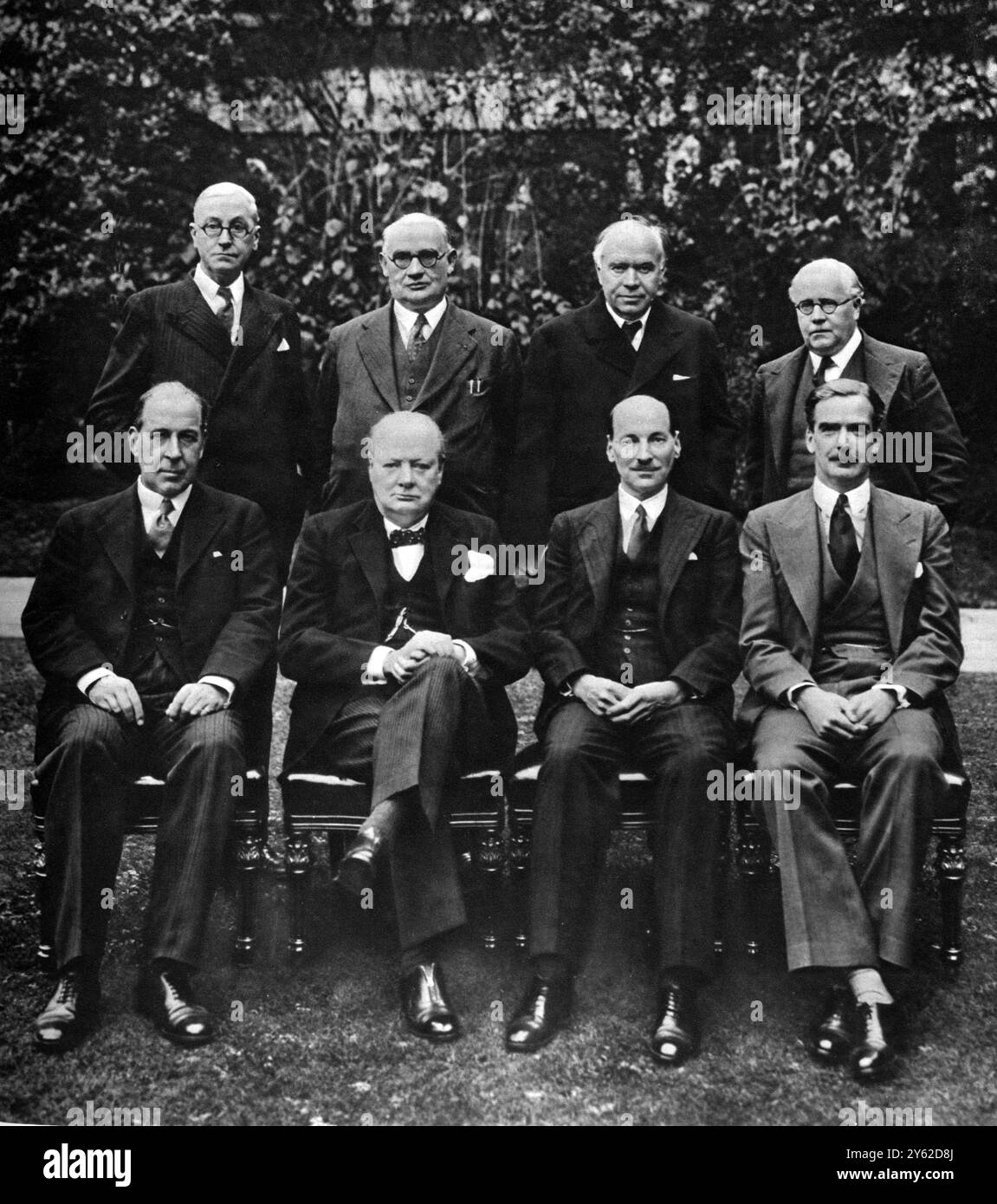 Il primo ministro con il suo gabinetto di guerra: Gli ottavi uomini che controllano la macchina da guerra. Lasciato ai diritti (in piedi) Signor Arthur Greenwood, Ministro senza portafoglio: Mr. Ernest Bevine, Ministro del lavoro e del servizio Nazionale: Lord Beaverbrook: Ministro degli approvvigionamenti : Sir Kingsley Wood , Cancelliere dello Scacchiere: (Seduta) : Sir John Anderson, Lord presidente del Consiglio : Mr. Winston Churchill, primo Ministro e Ministro della difesa : Mr. C.R. Atlee, Lord privy Seal, e Mr Anthony Eden, Segretario di Stato per gli affari esteri. Formato dallo stesso primo ministro nel maggio 1940, il gabinetto di guerra ha peccato Foto Stock